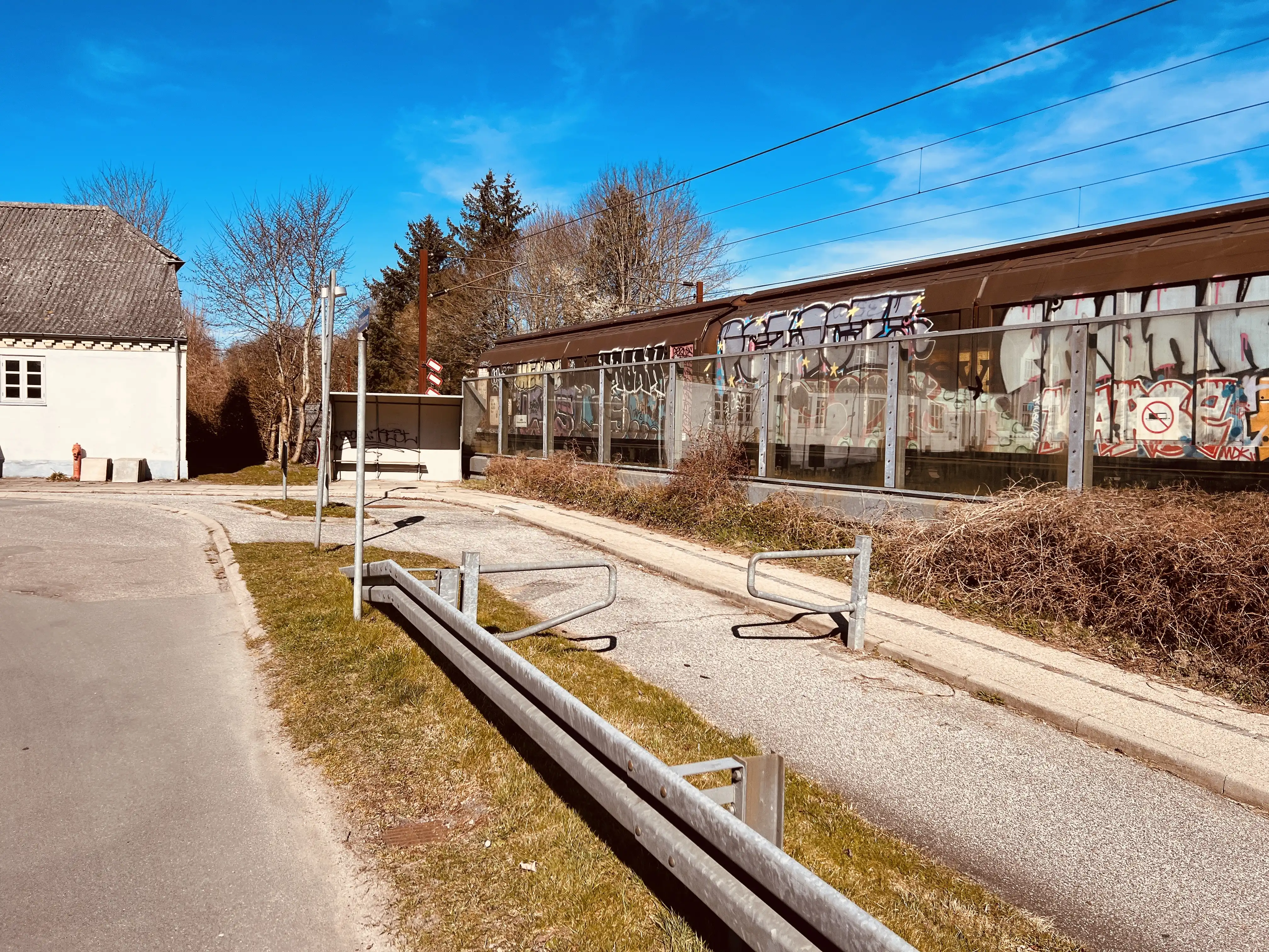 Billede af tog ud for Breed Holdeplads - Breed Holdeplads er nedrevet, men Breed Holdeplads har ligget her. Billede af tog ud for Breed Holdeplads - Breed Holdeplads er nedrevet, men Breed Holdeplads har ligget her.