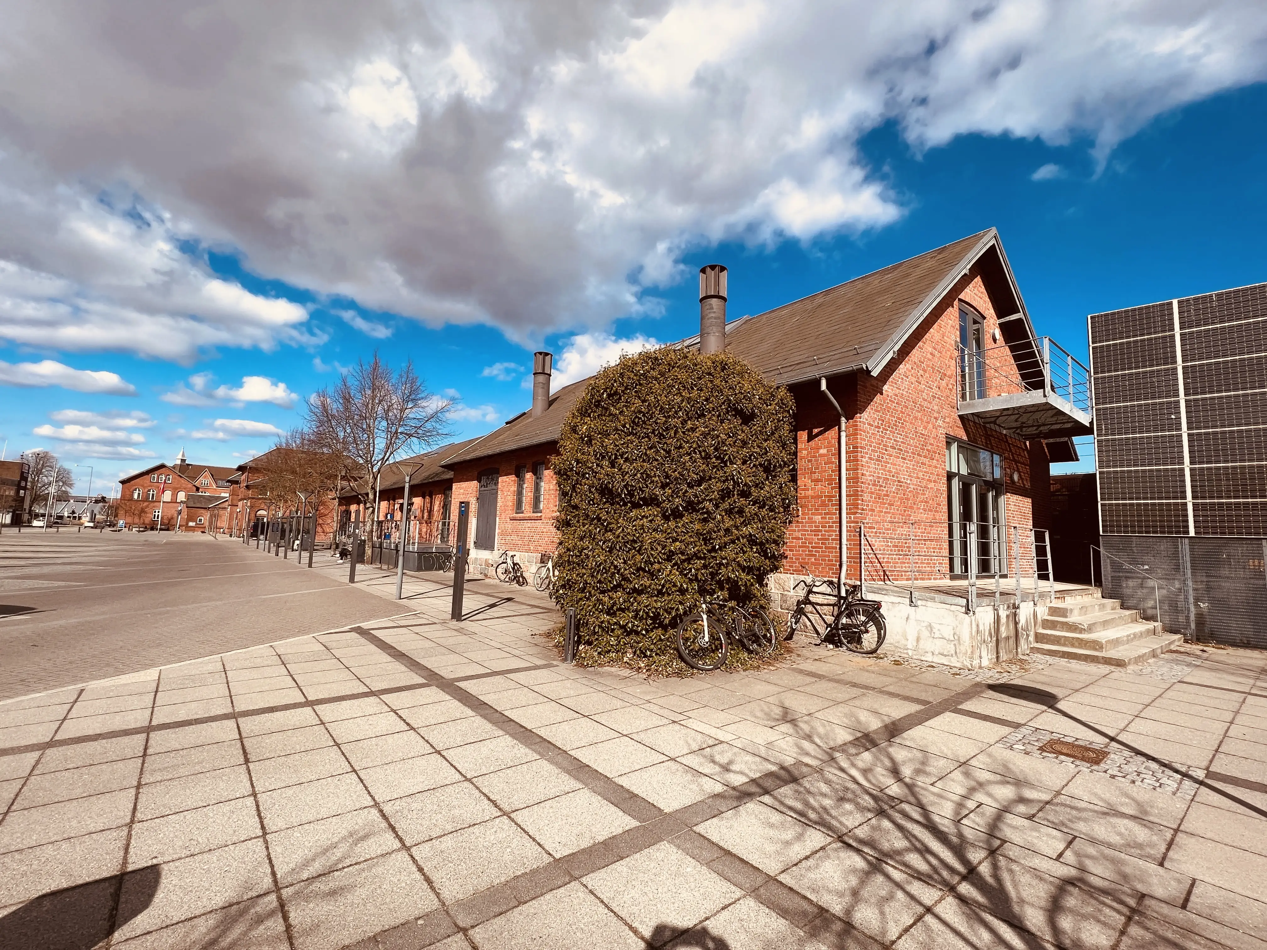 Billede af Odder Letbanestations varehus. Billede af Odder Letbanestations varehus.