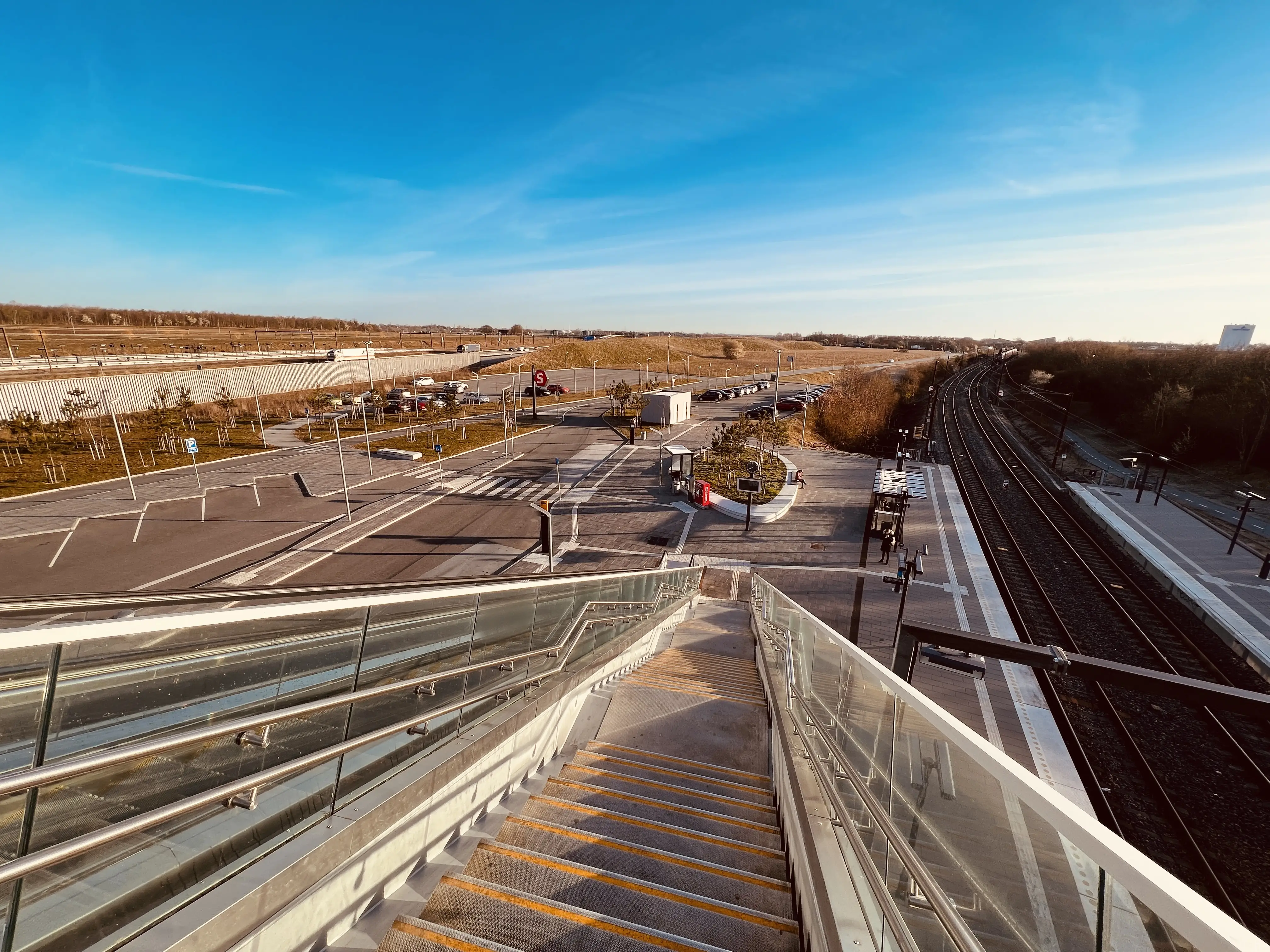 Billede af Køge Nord S-togstrinbræt. Billede af Køge Nord S-togstrinbræt.