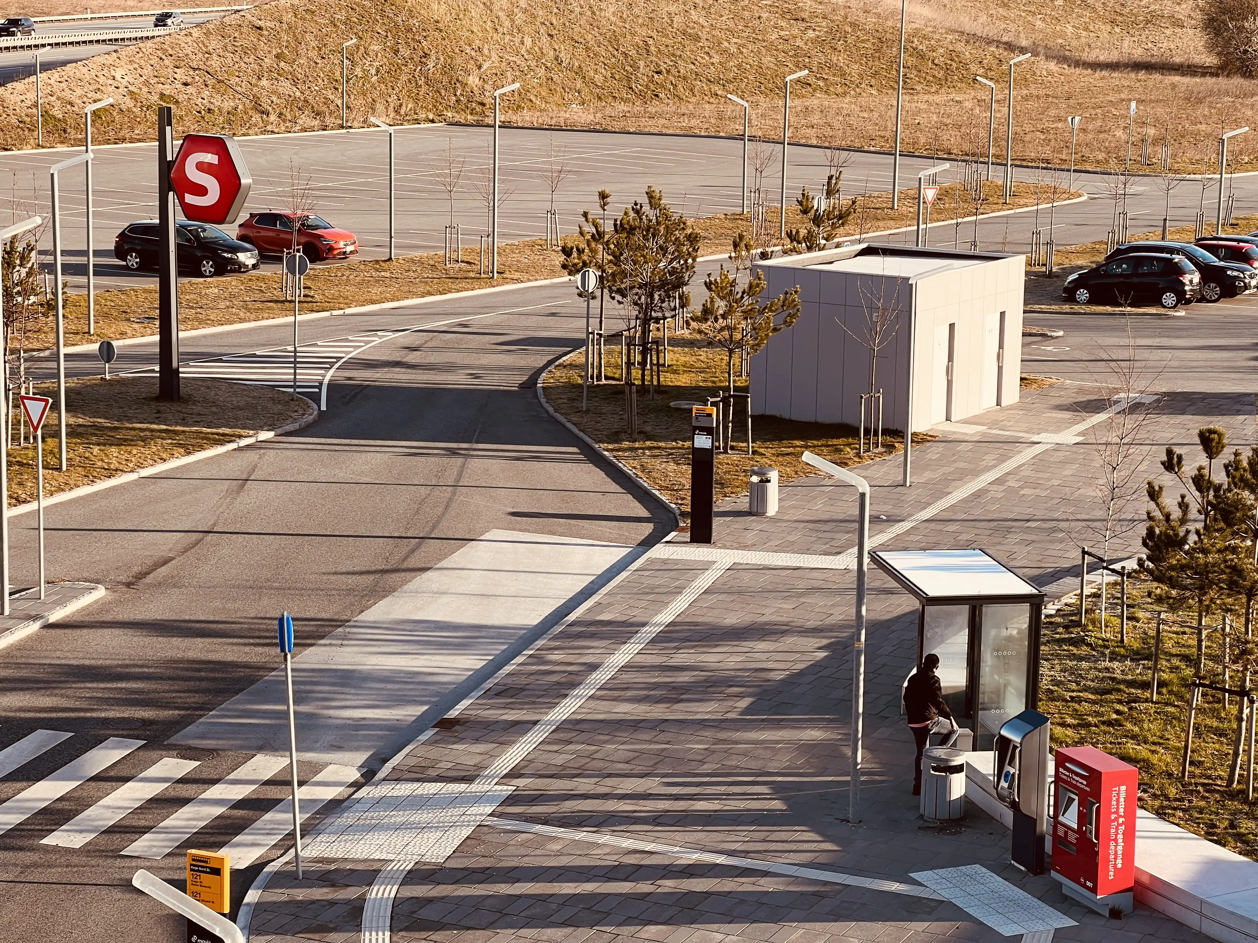 Billede af Køge Nord S-togstrinbræt. Billede af Køge Nord S-togstrinbræt.