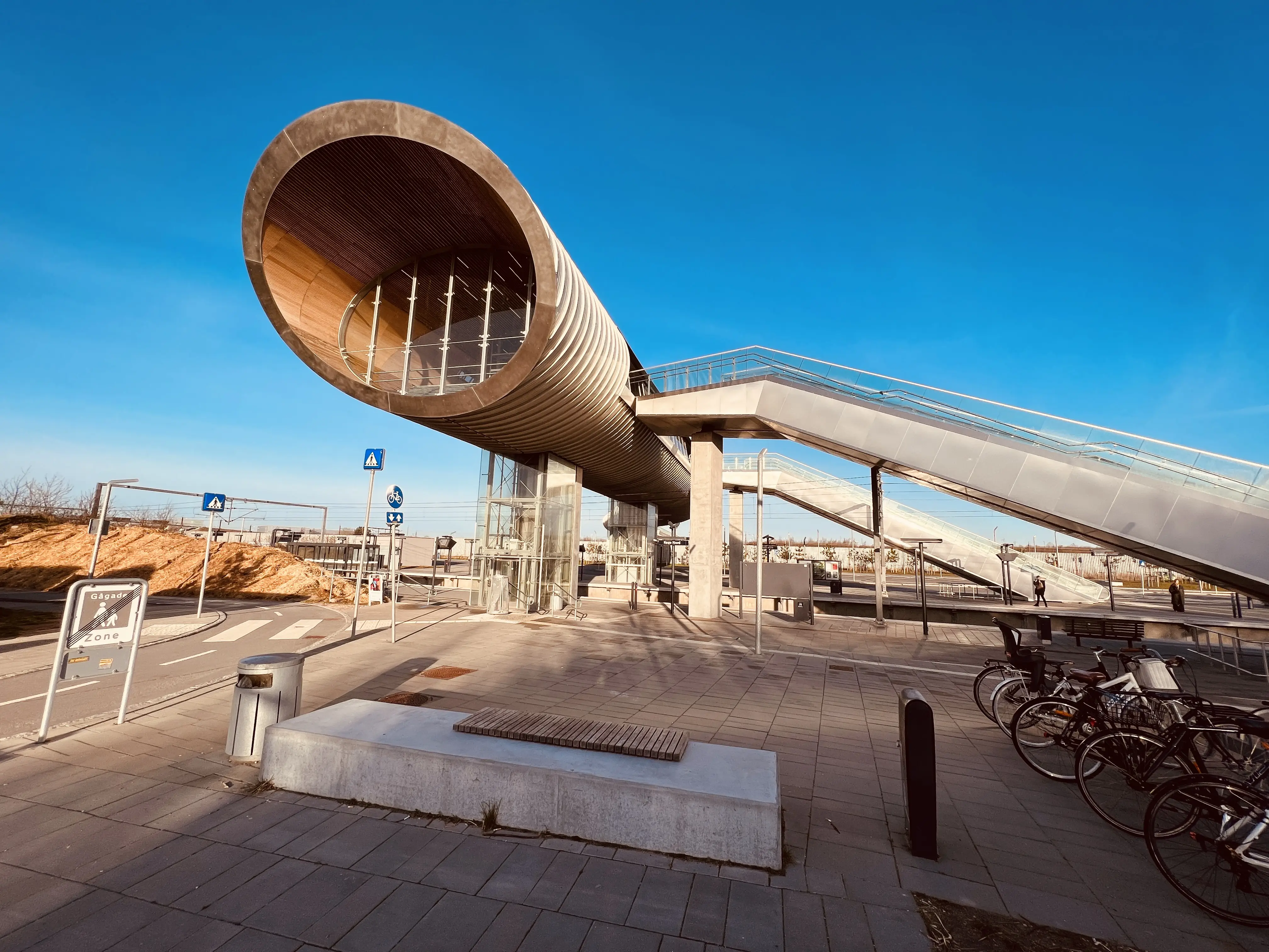 Billede af Køge Nord S-togstrinbræt. Billede af Køge Nord S-togstrinbræt.