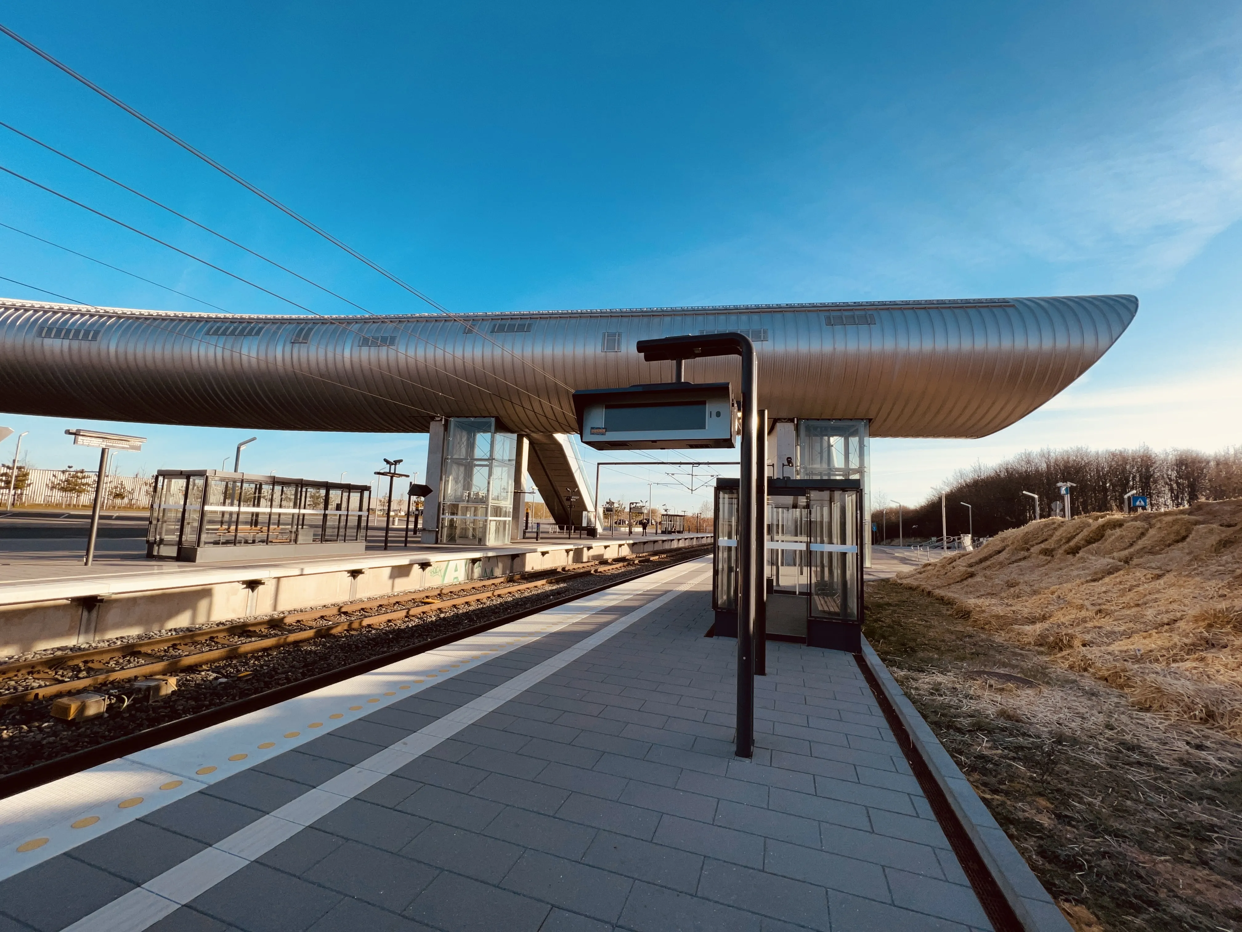 Billede af Køge Nord S-togstrinbræt. Billede af Køge Nord S-togstrinbræt.