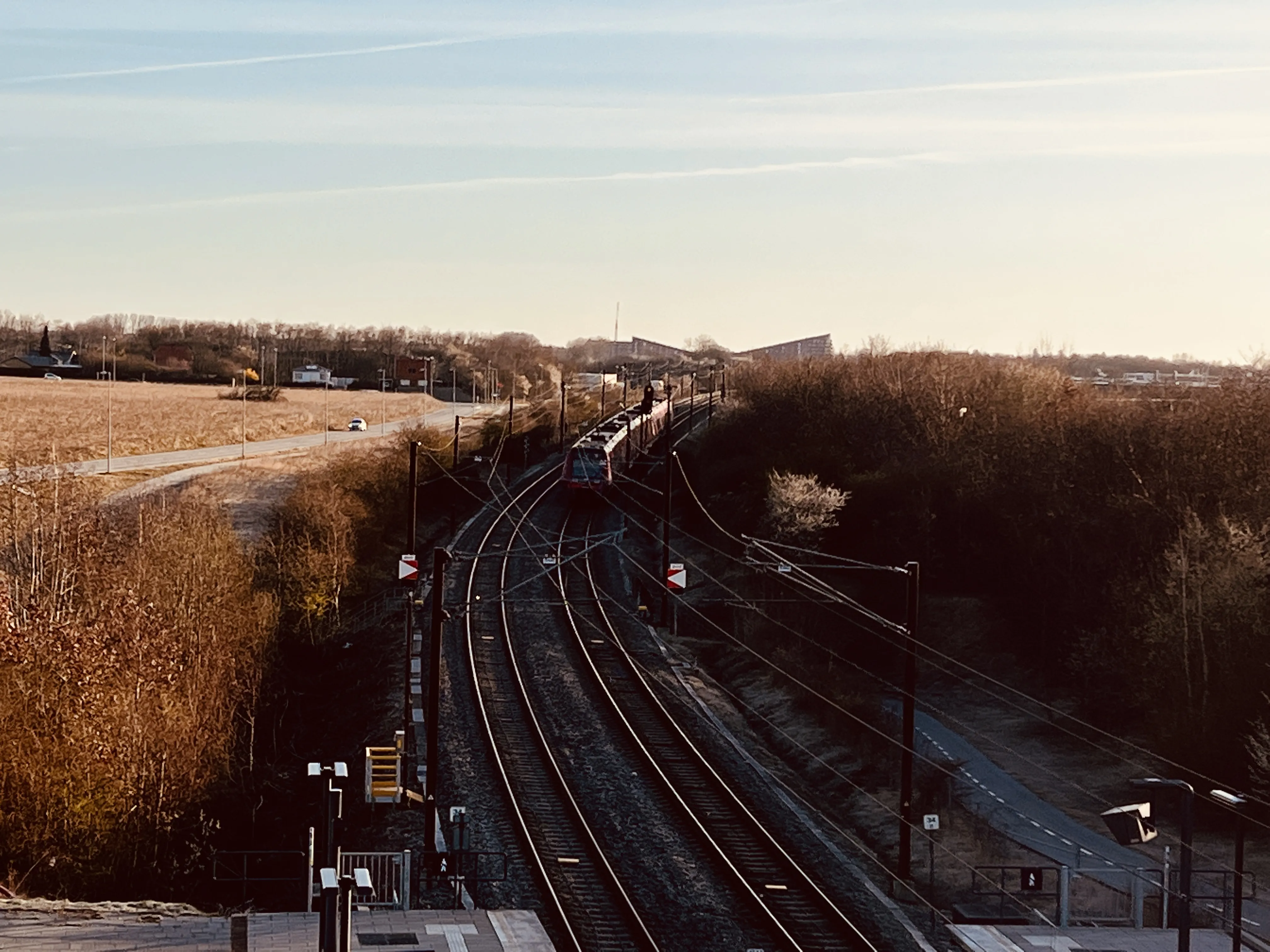 Billede af tog ud for Køge Nord S-togstrinbræt. Billede af tog ud for Køge Nord S-togstrinbræt.
