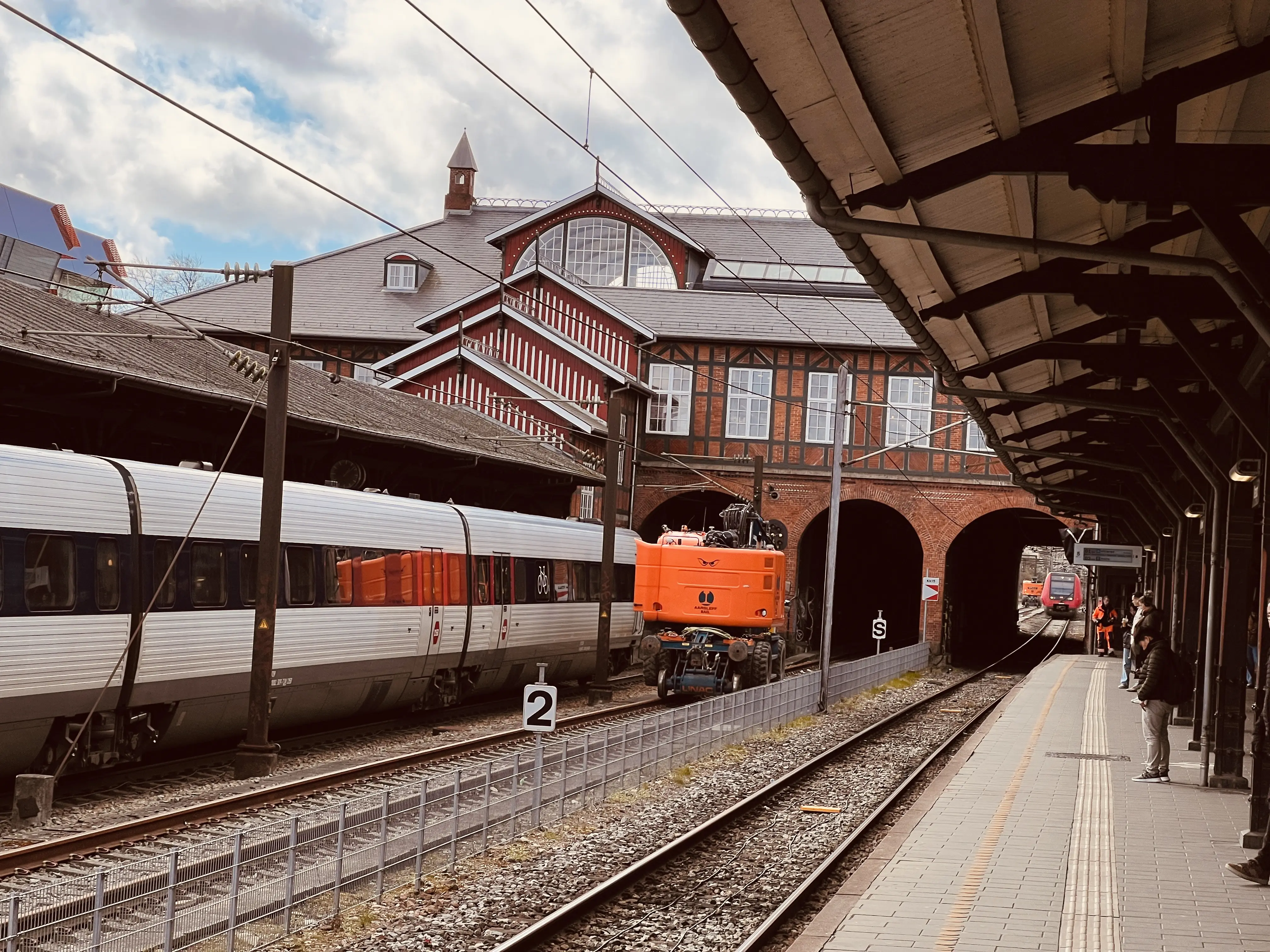 Billede af tog ud for Østerport Station.