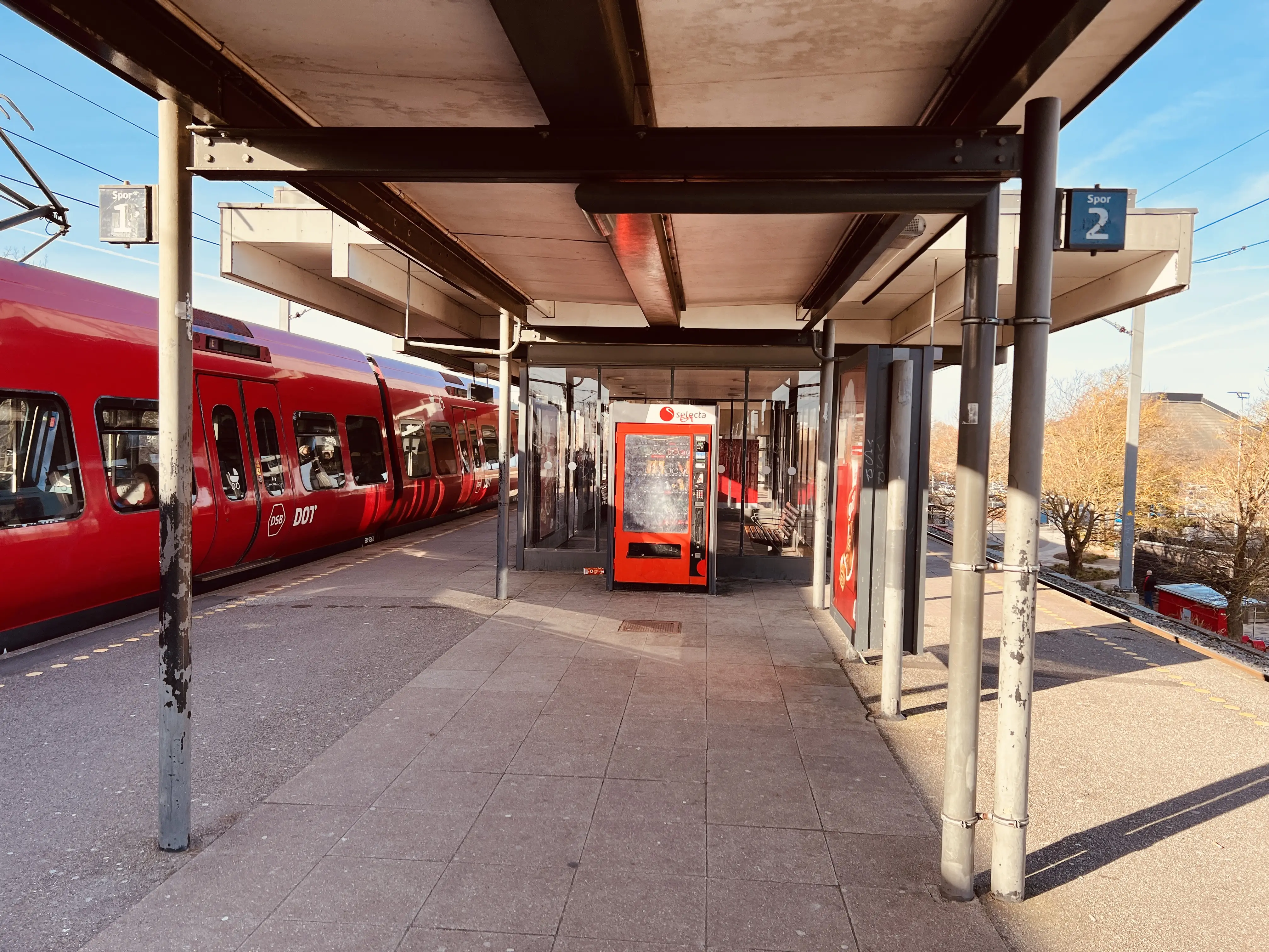 Billede af tog ud for Greve S-togstrinbræt. Billede af tog ud for Greve S-togstrinbræt.