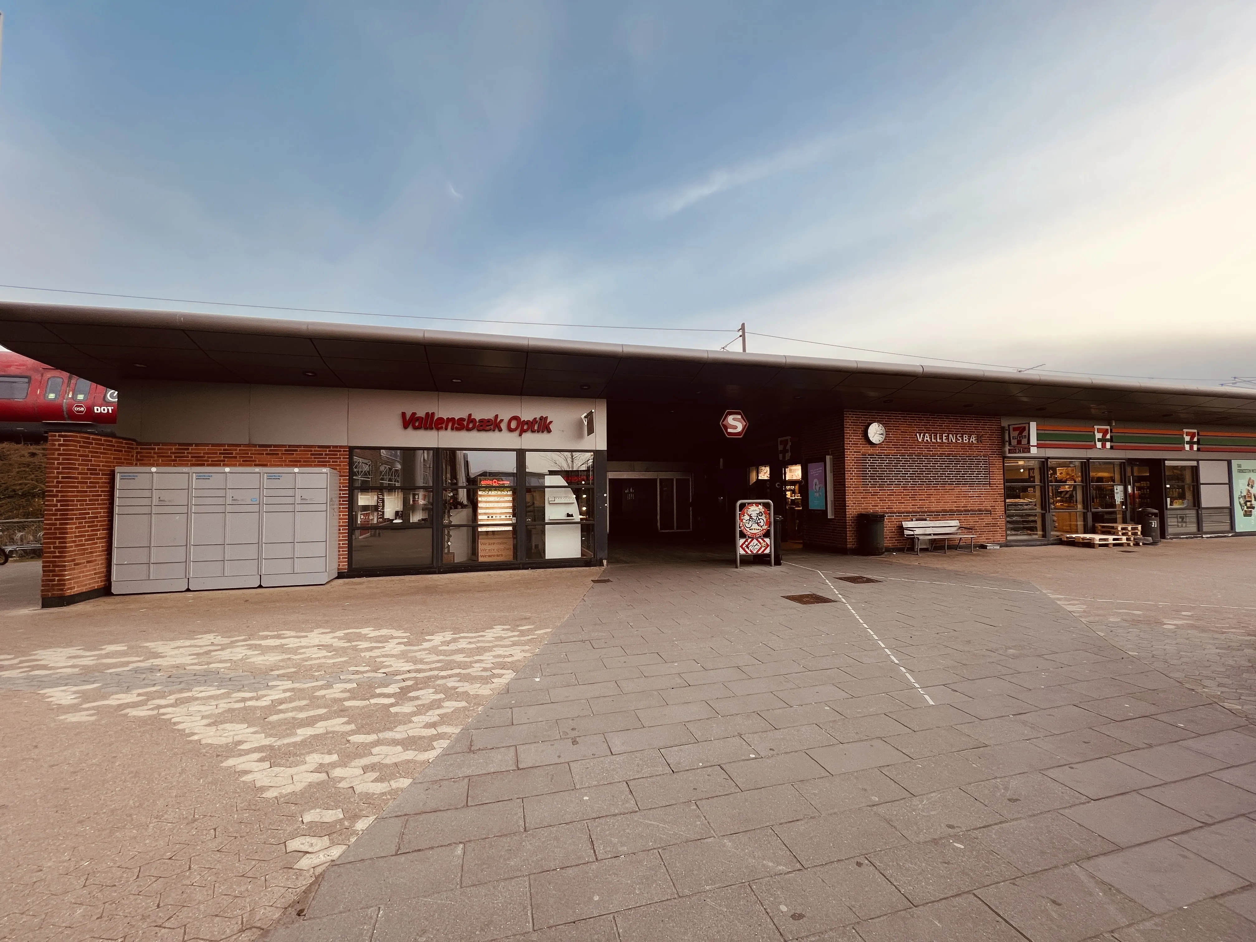 Billede af Vallensbæk S-togsstation. Billede af Vallensbæk S-togsstation.