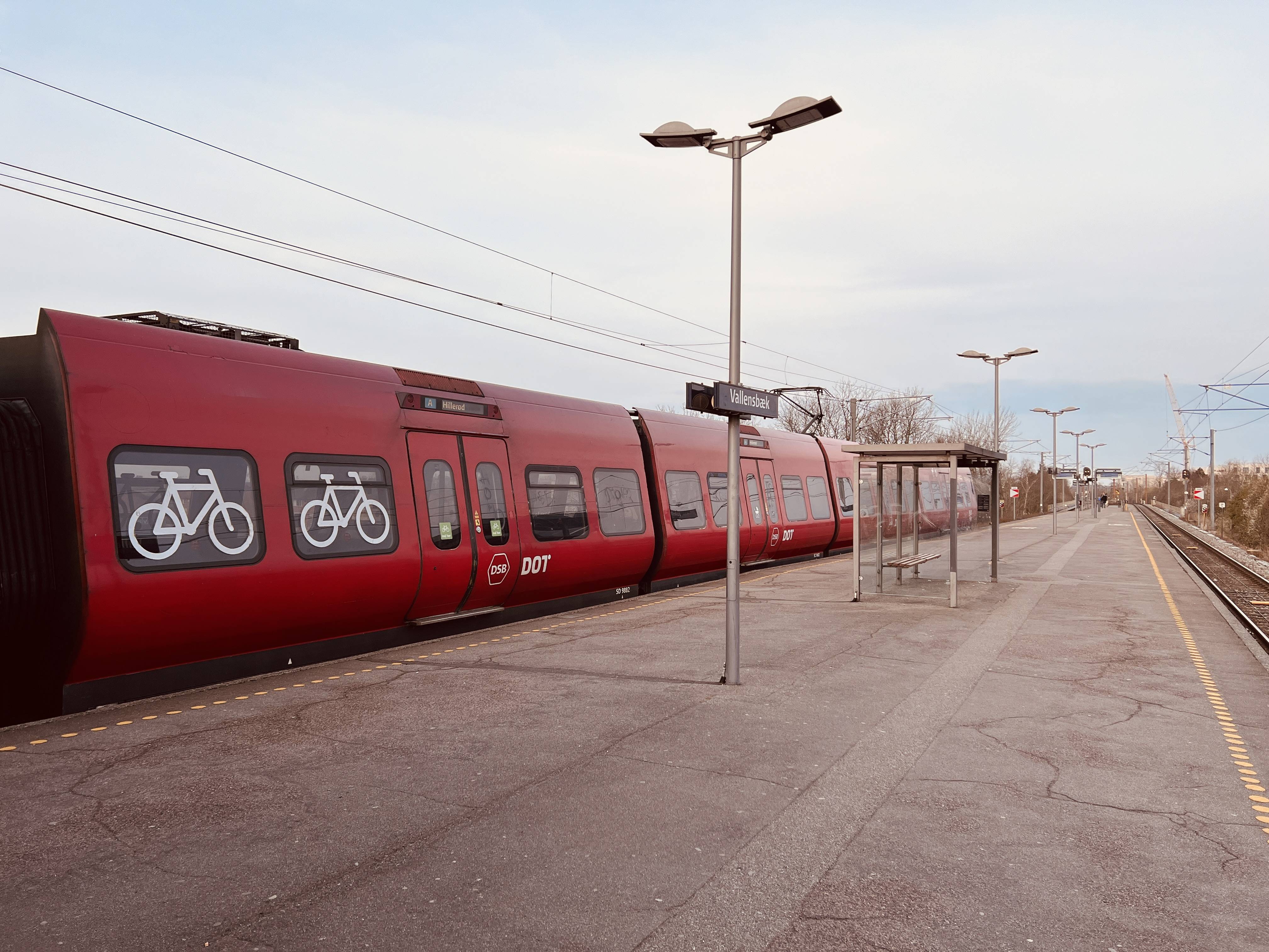 Billede af tog ud for Vallensbæk S-togsstation.