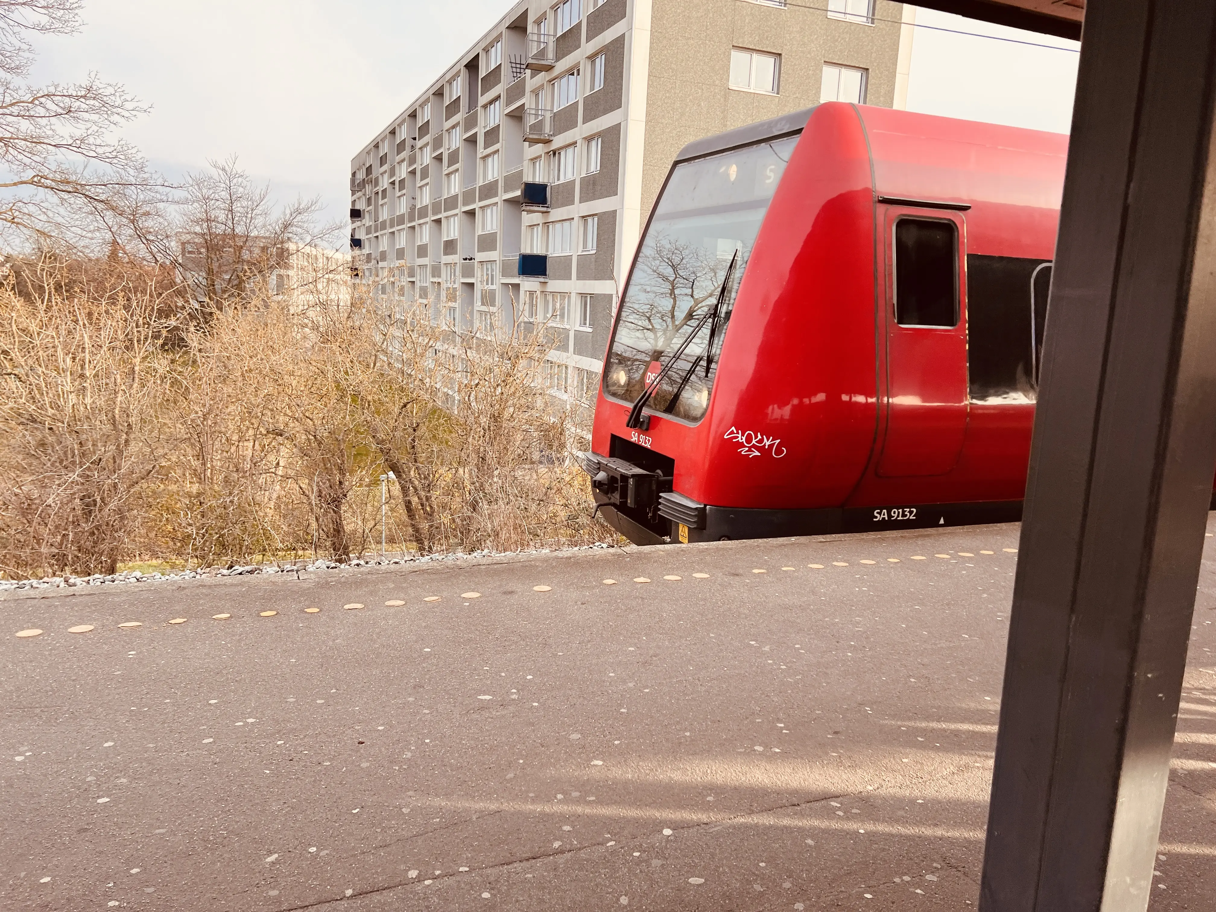 Billede af tog ud for Friheden S-togstrinbræt.