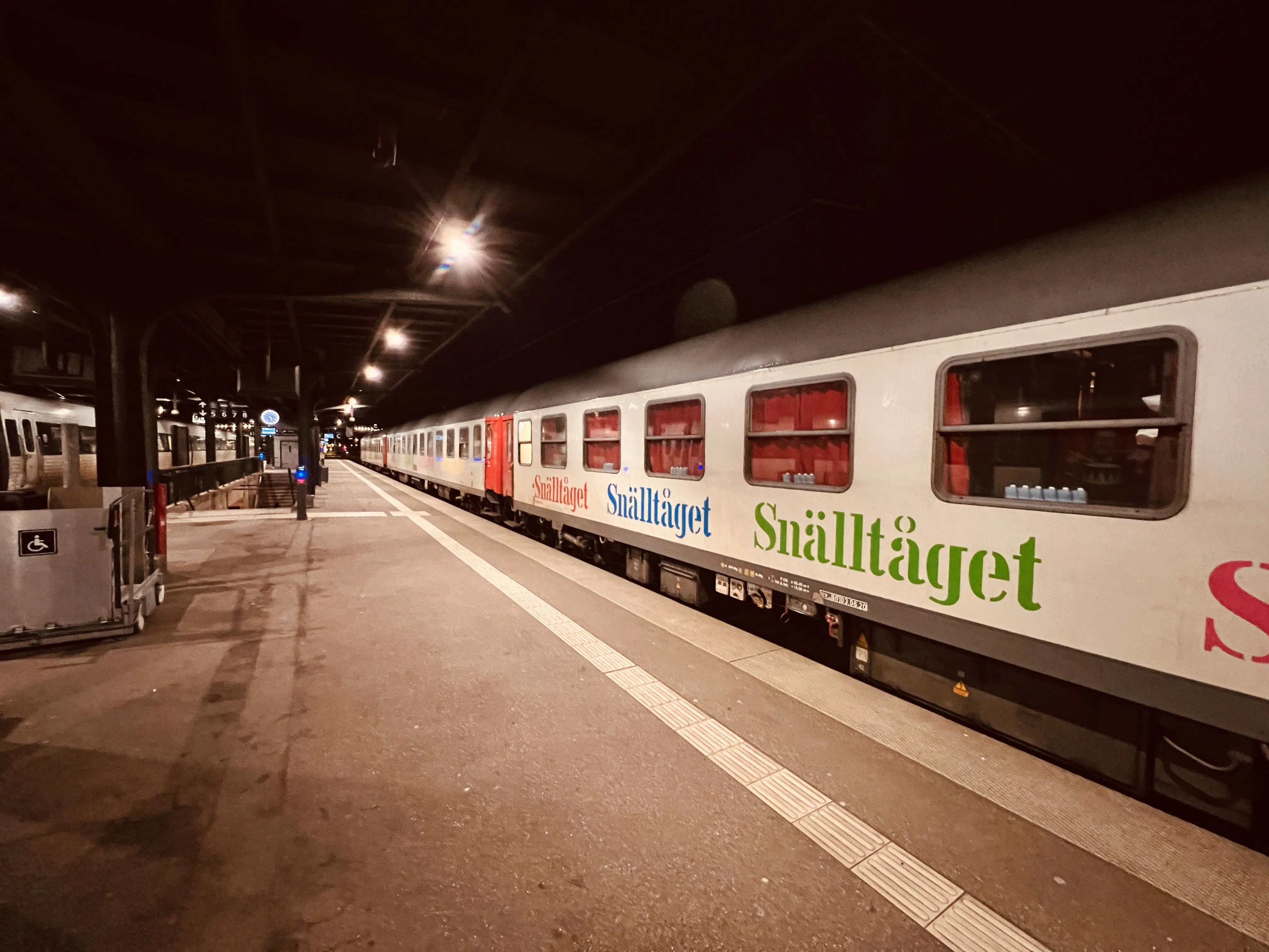 Billede af Snälltåget ud for Odense Banegård Center. Billede af Snälltåget ud for Odense Banegård Center.