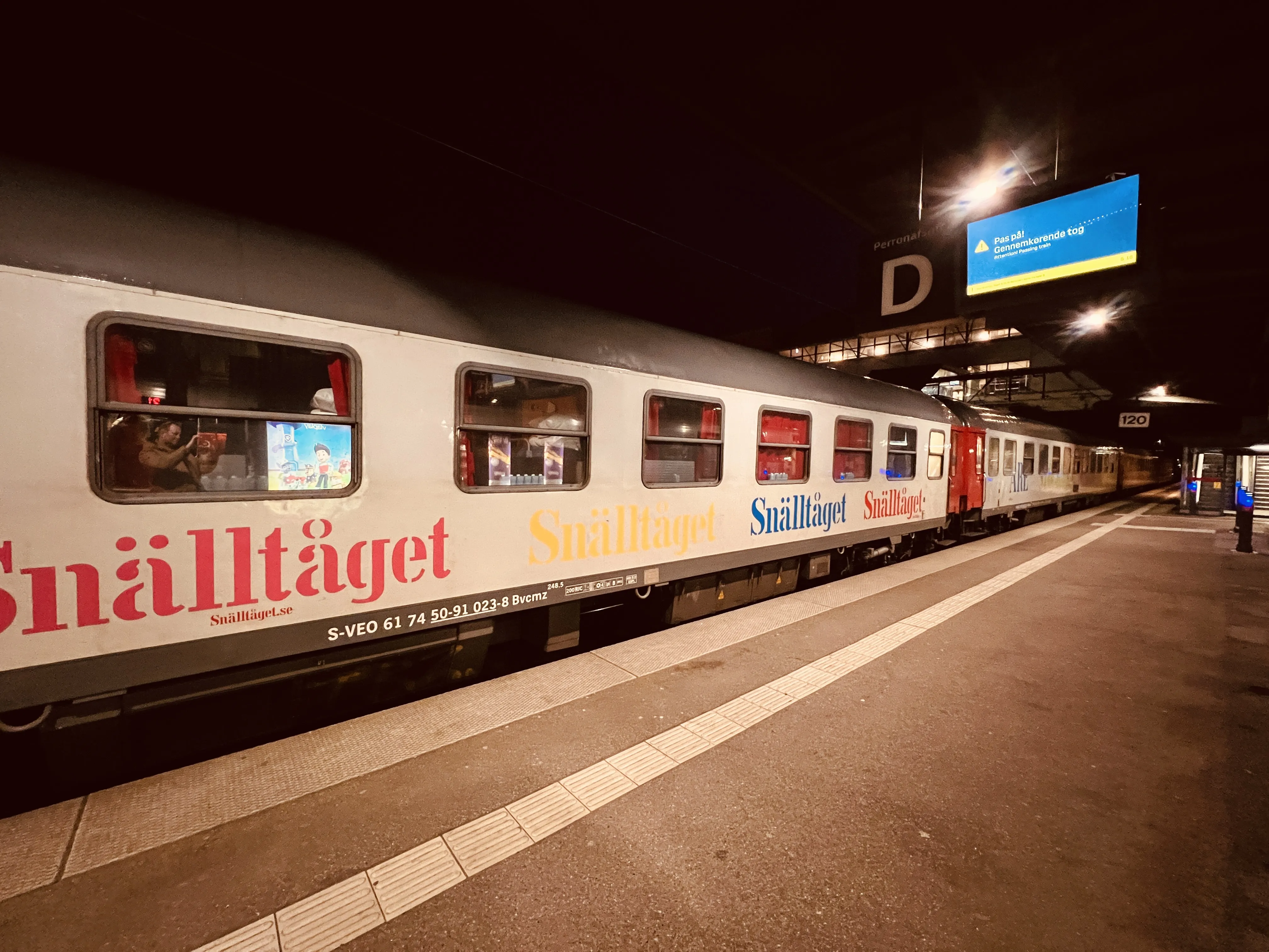 Billede af Snälltåget ud for Odense Banegård Center. Billede af Snälltåget ud for Odense Banegård Center.