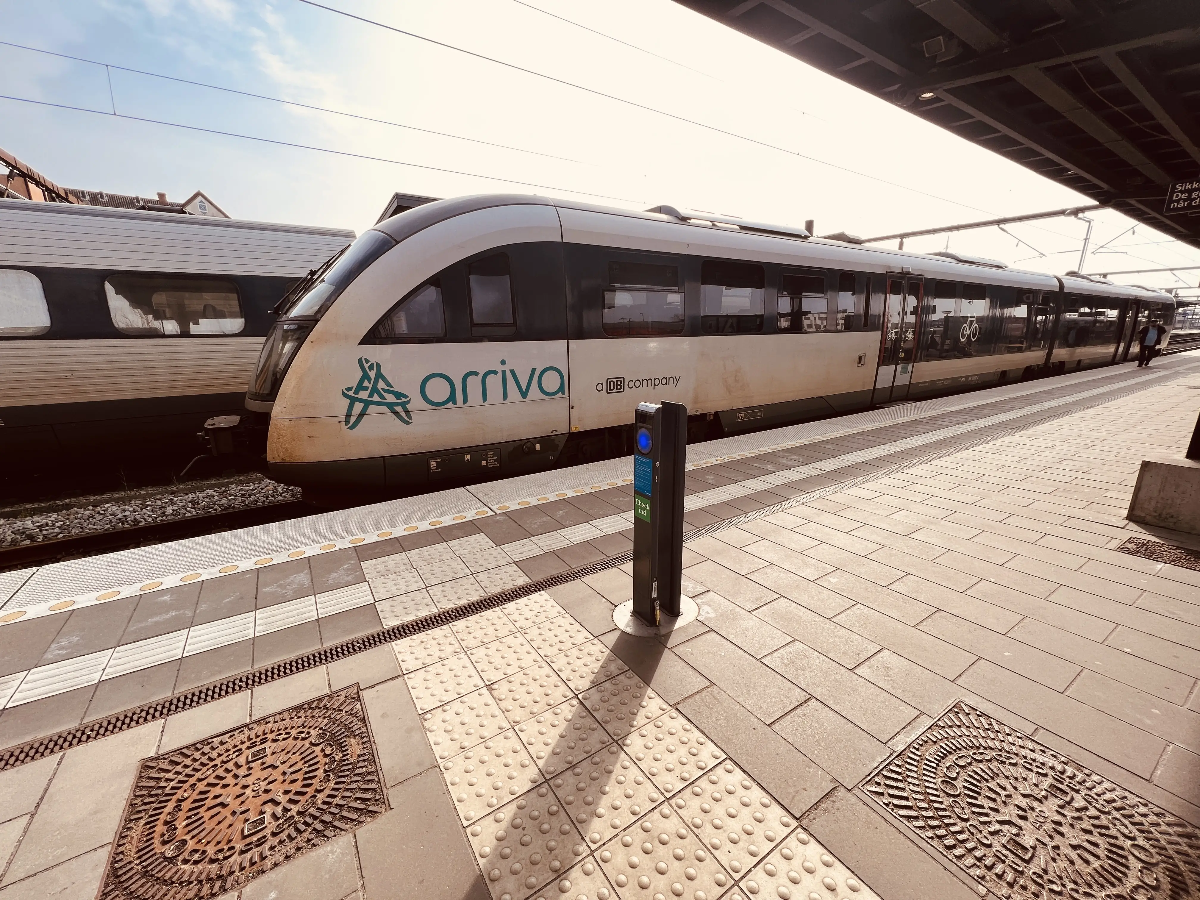 Billede af tog ud for Odense Banegård Center. Billede af tog ud for Odense Banegård Center.