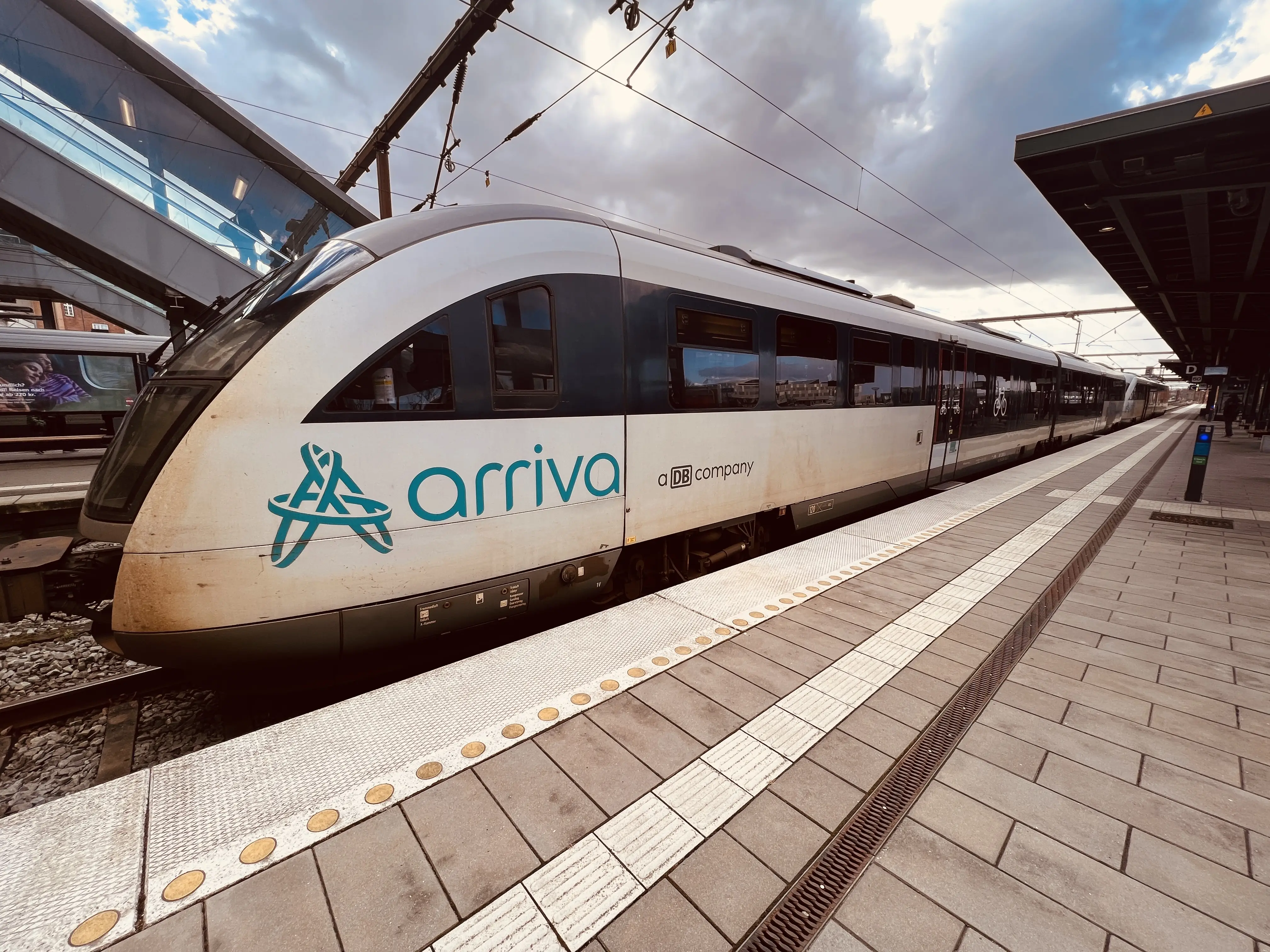 Billede af tog ud for Odense Banegård Center. Billede af tog ud for Odense Banegård Center.