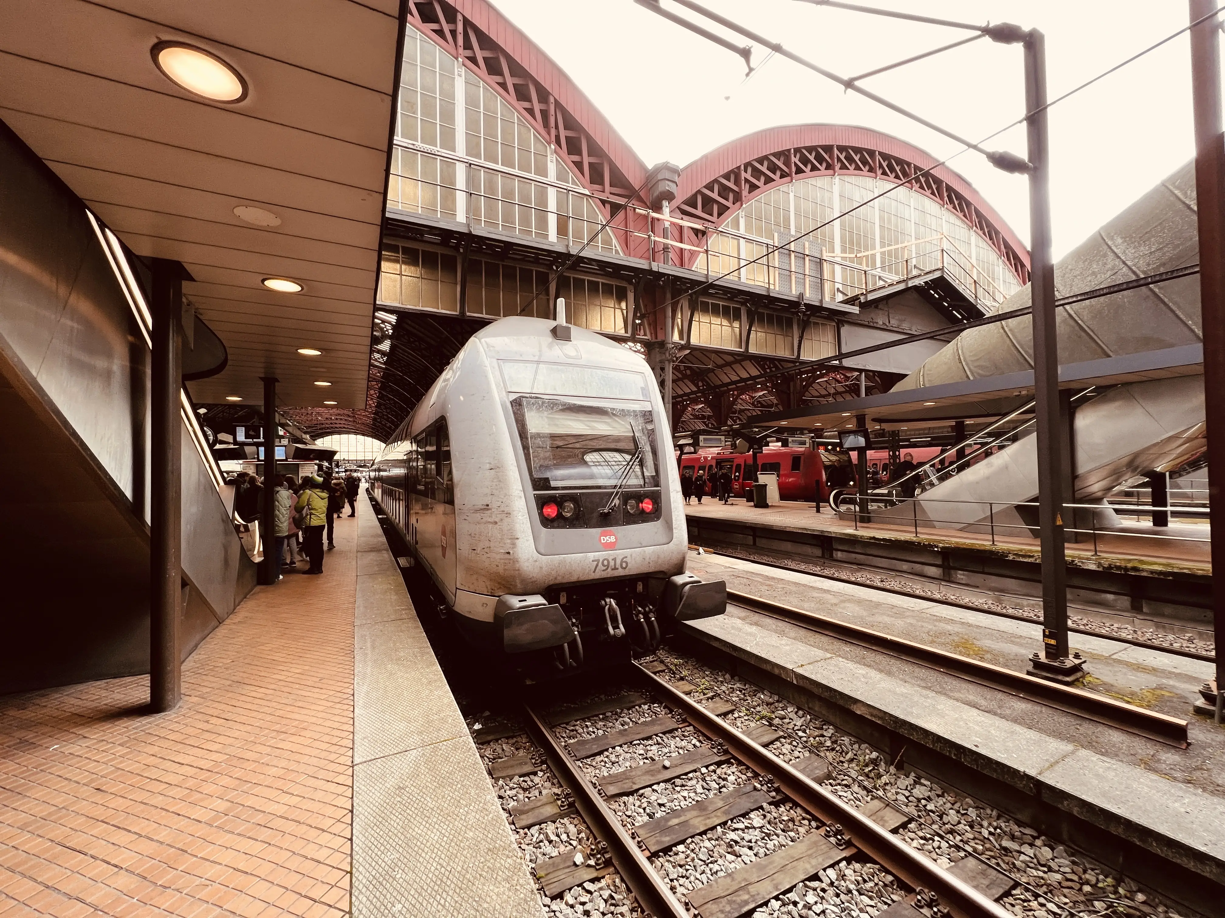 Billede af tog ud for København Hovedbanegård. Billede af tog ud for København Hovedbanegård.