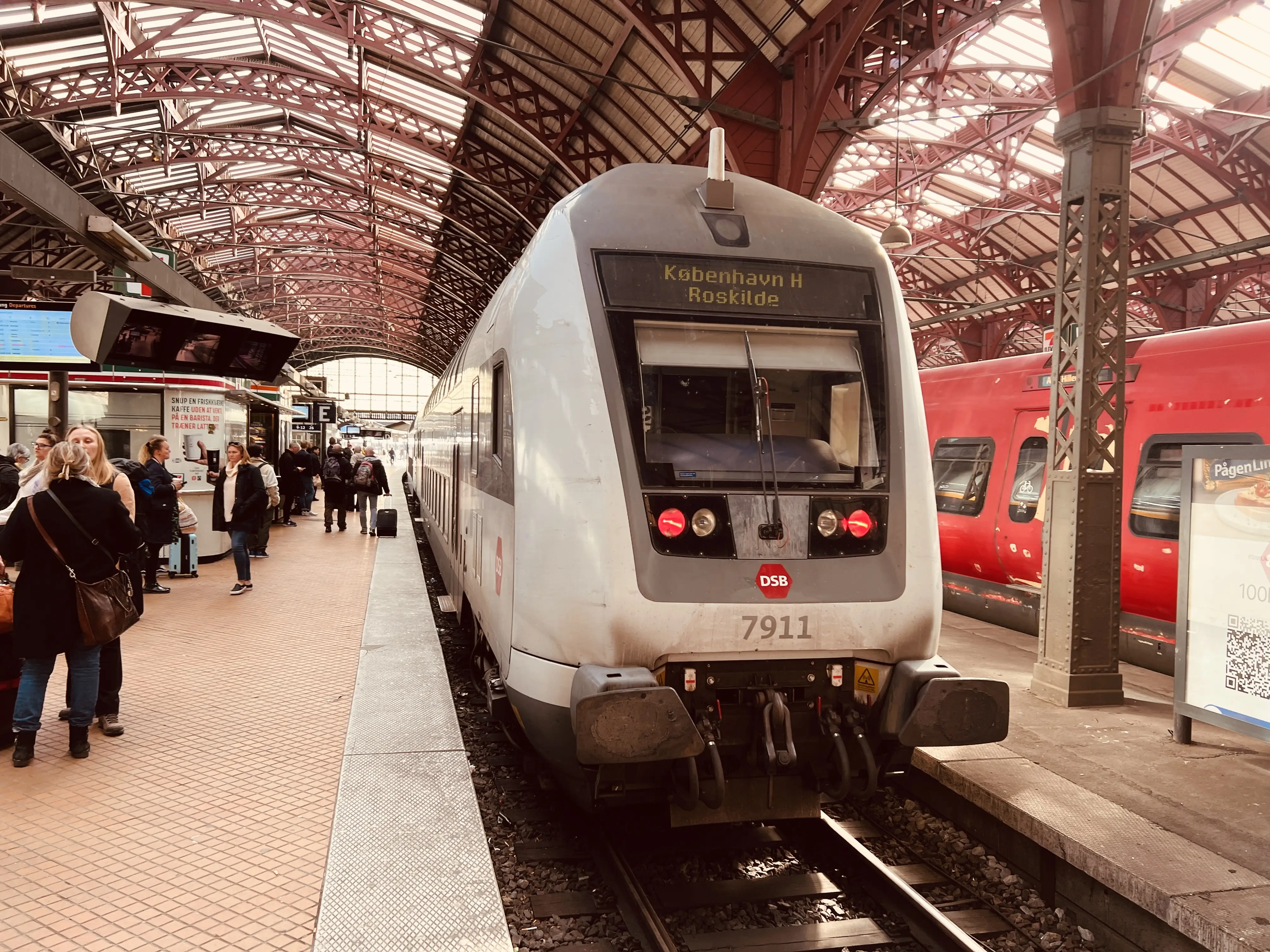 Billede af tog ud for København Hovedbanegård. Billede af tog ud for København Hovedbanegård.