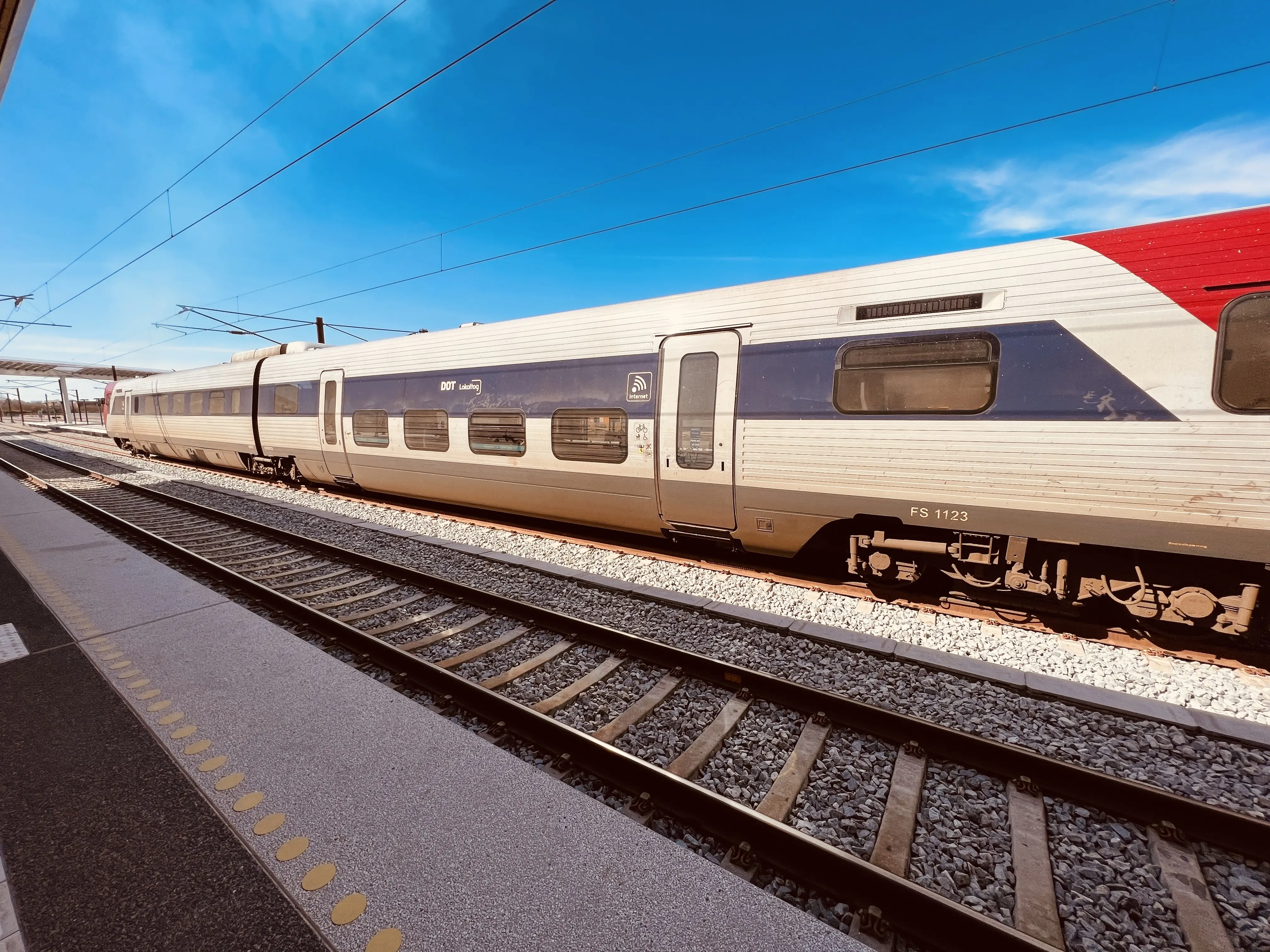 Billede af tog ud for Slagelse Station.