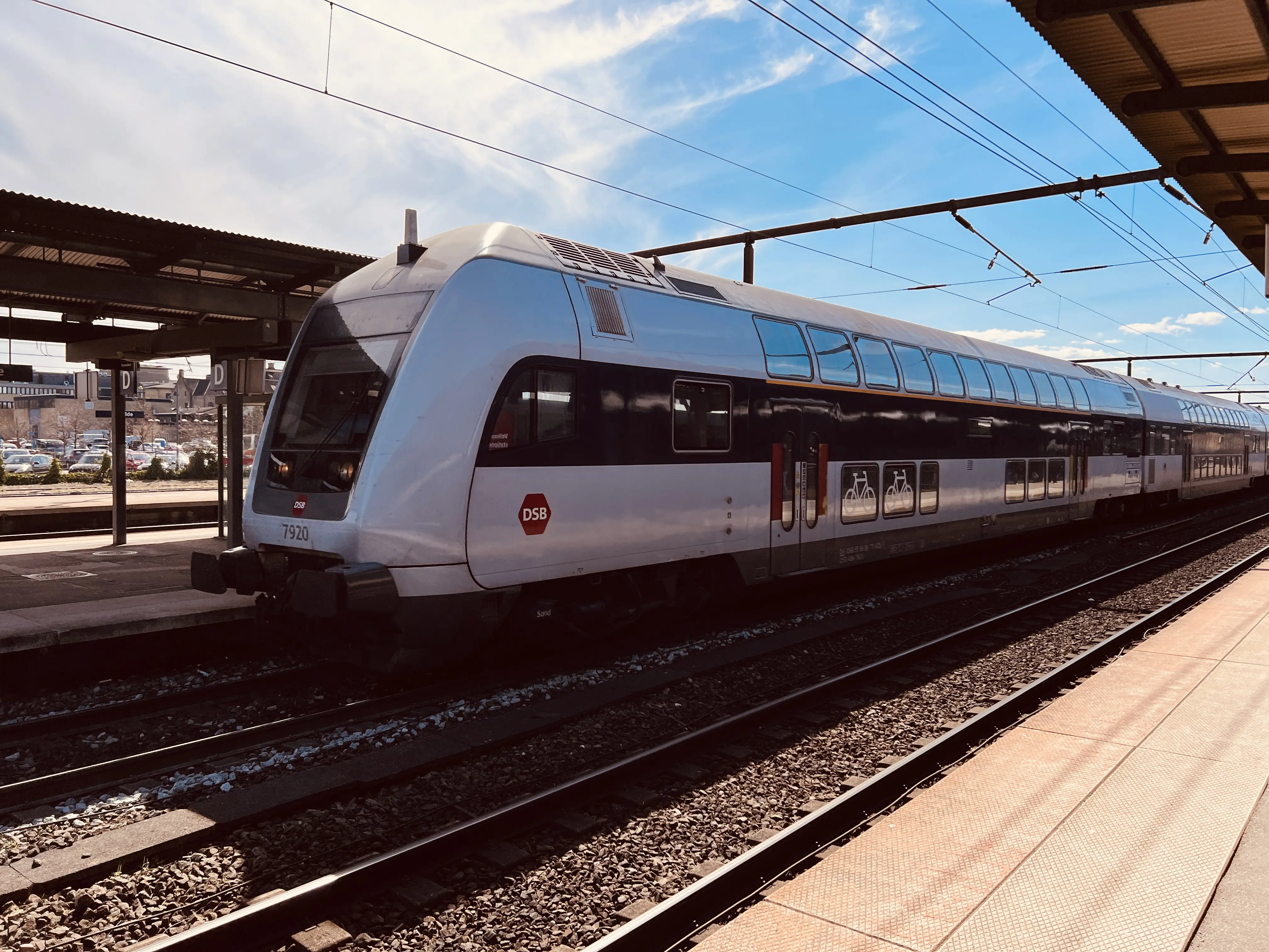 Billede af tog ud for Roskilde Station.