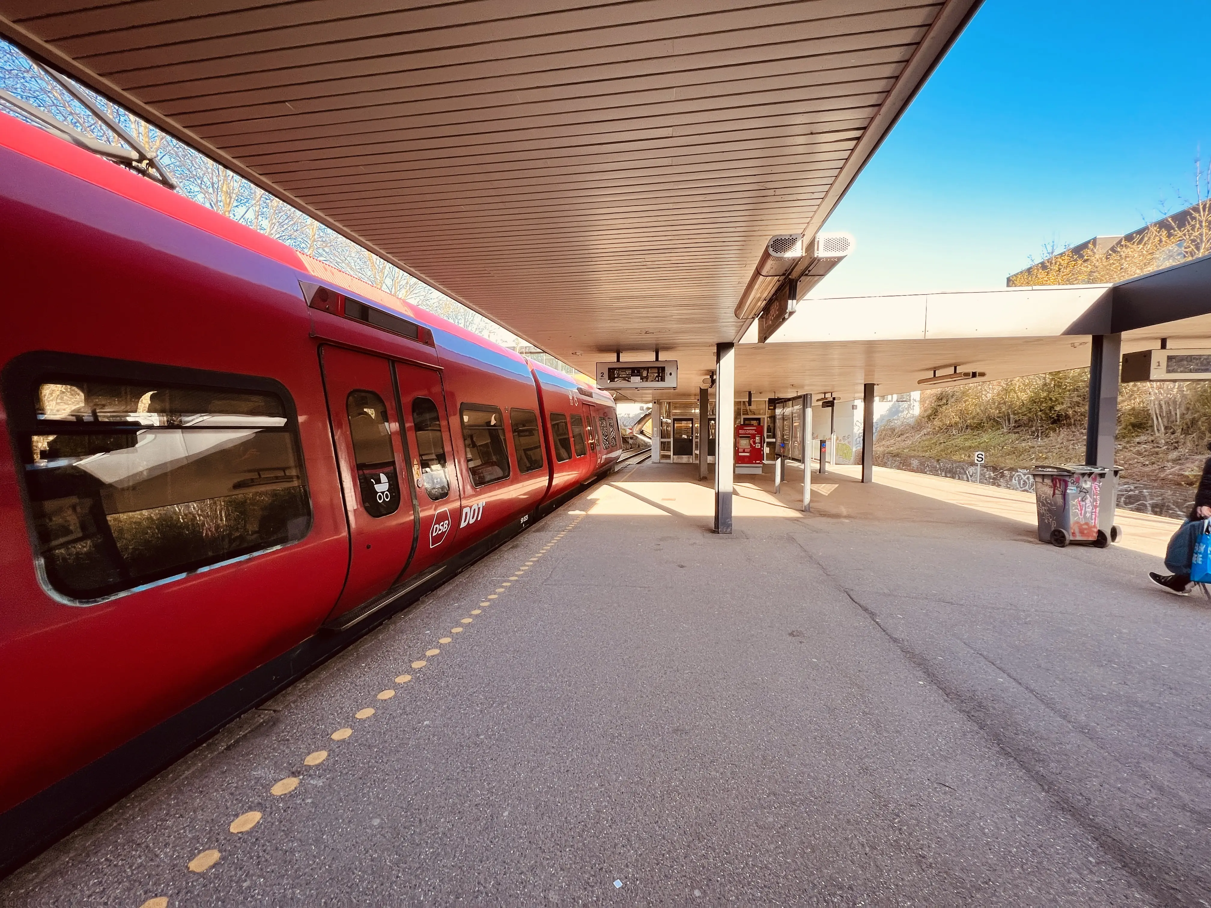 Billede af tog ud for Vangede S-togstrinbræt.