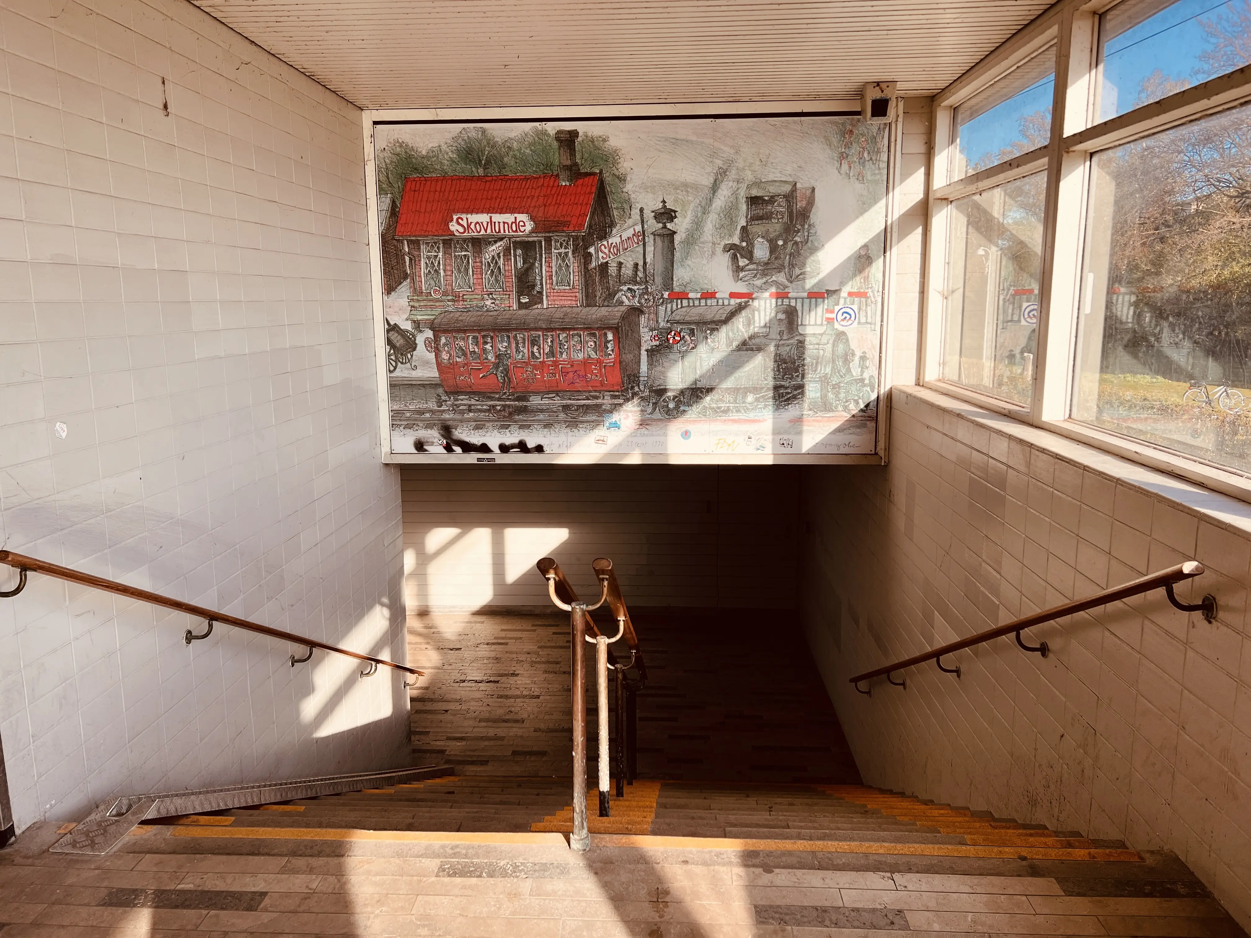 Billede af Kildebakke S-togstrinbræt, som er udsmykket med Ib Spang Olsen