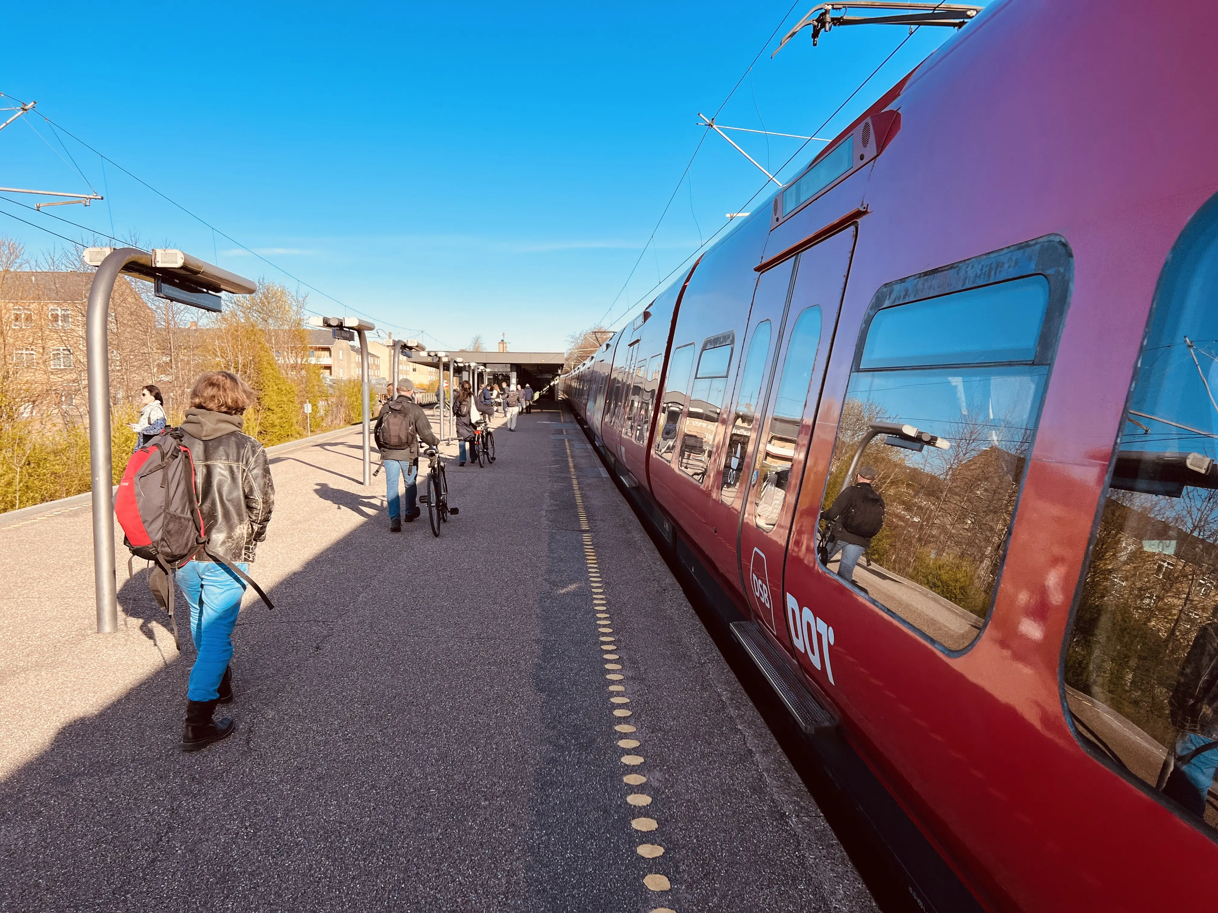 Billede af tog ud for Kildebakke S-togstrinbræt.