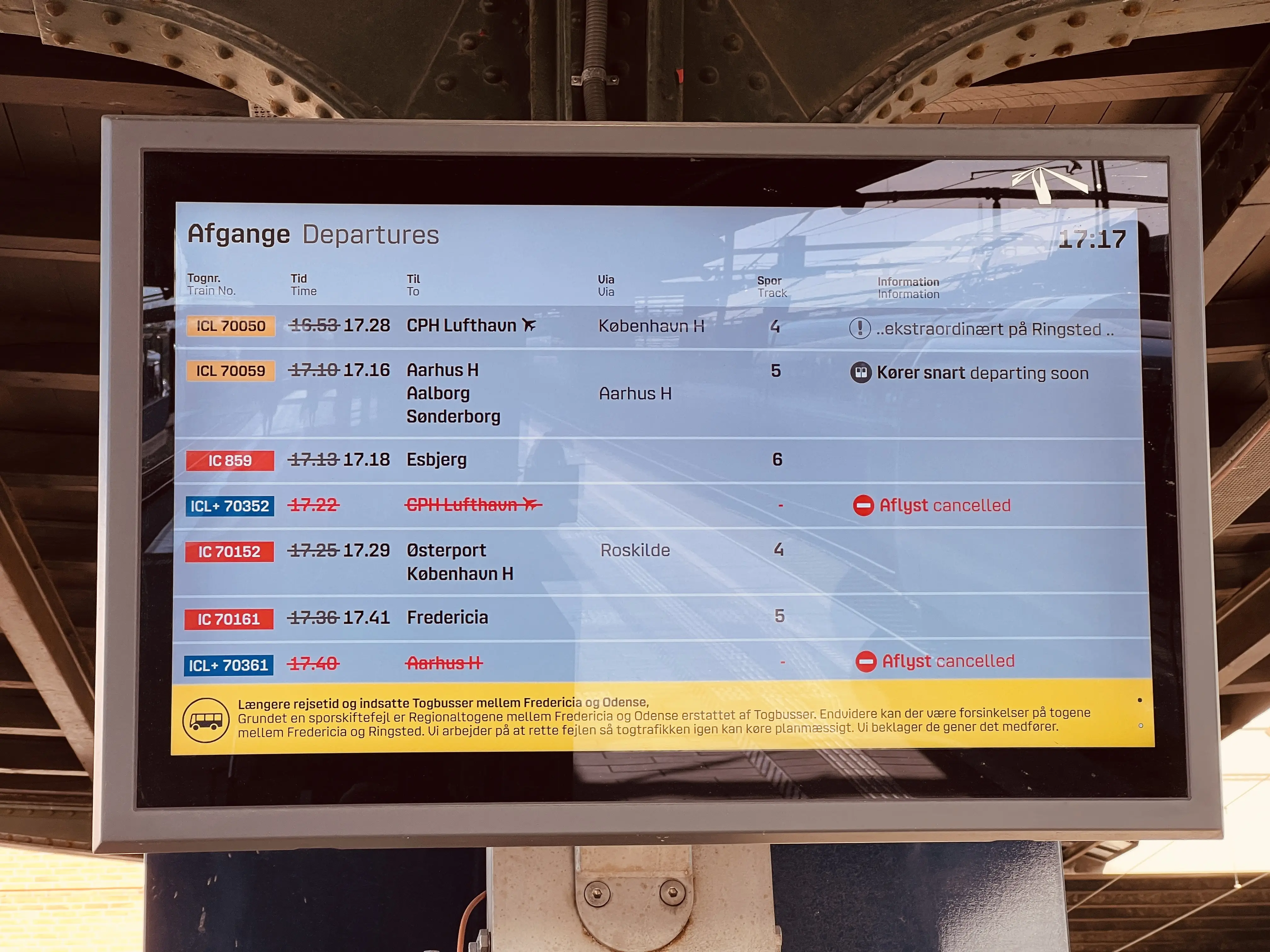 Billede af afgangstavlen på Odense Banegård Center. Billede af afgangstavlen på Odense Banegård Center.