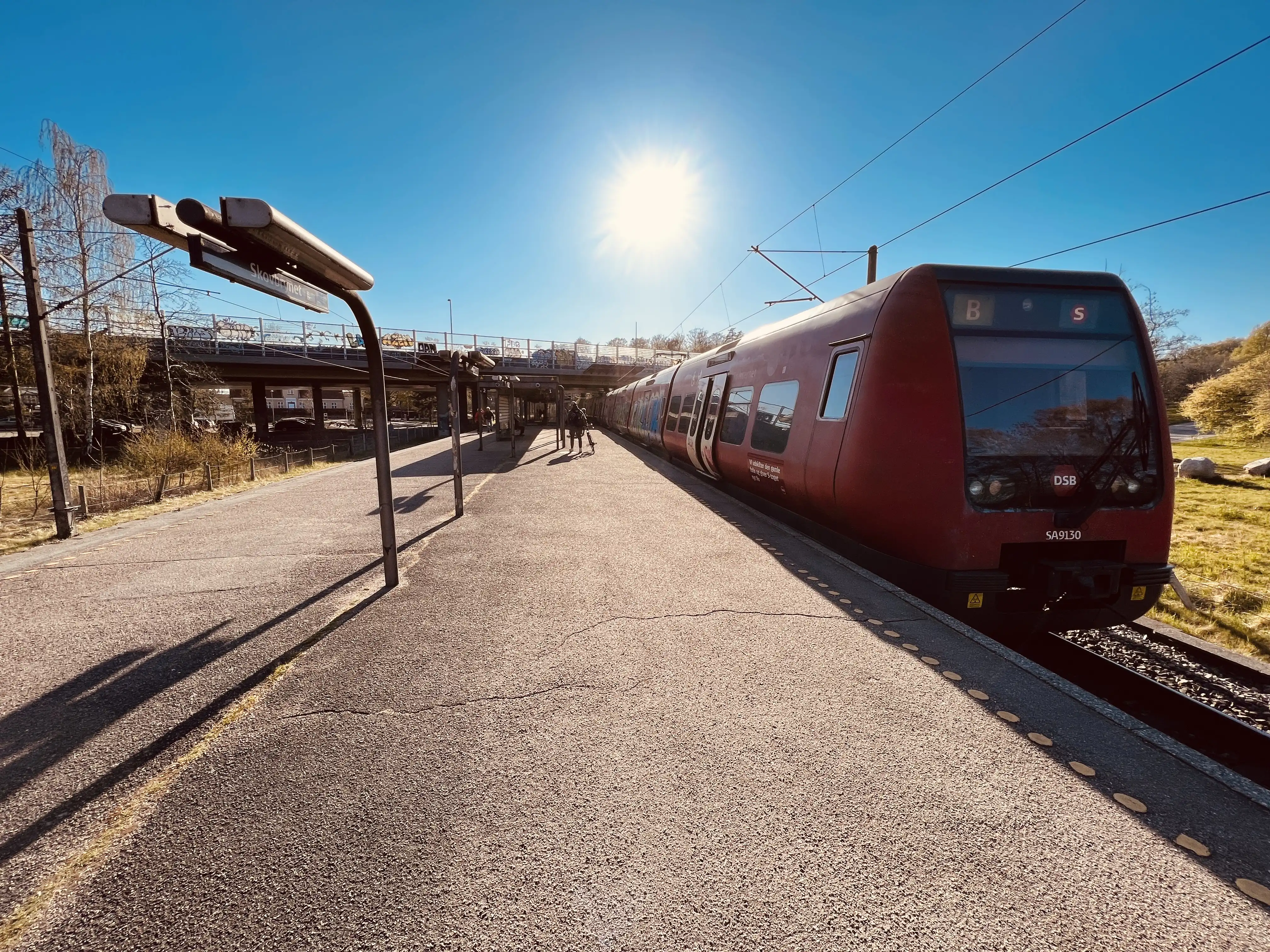 Billede af tog ud for Skovbrynet S-togstrinbræt.