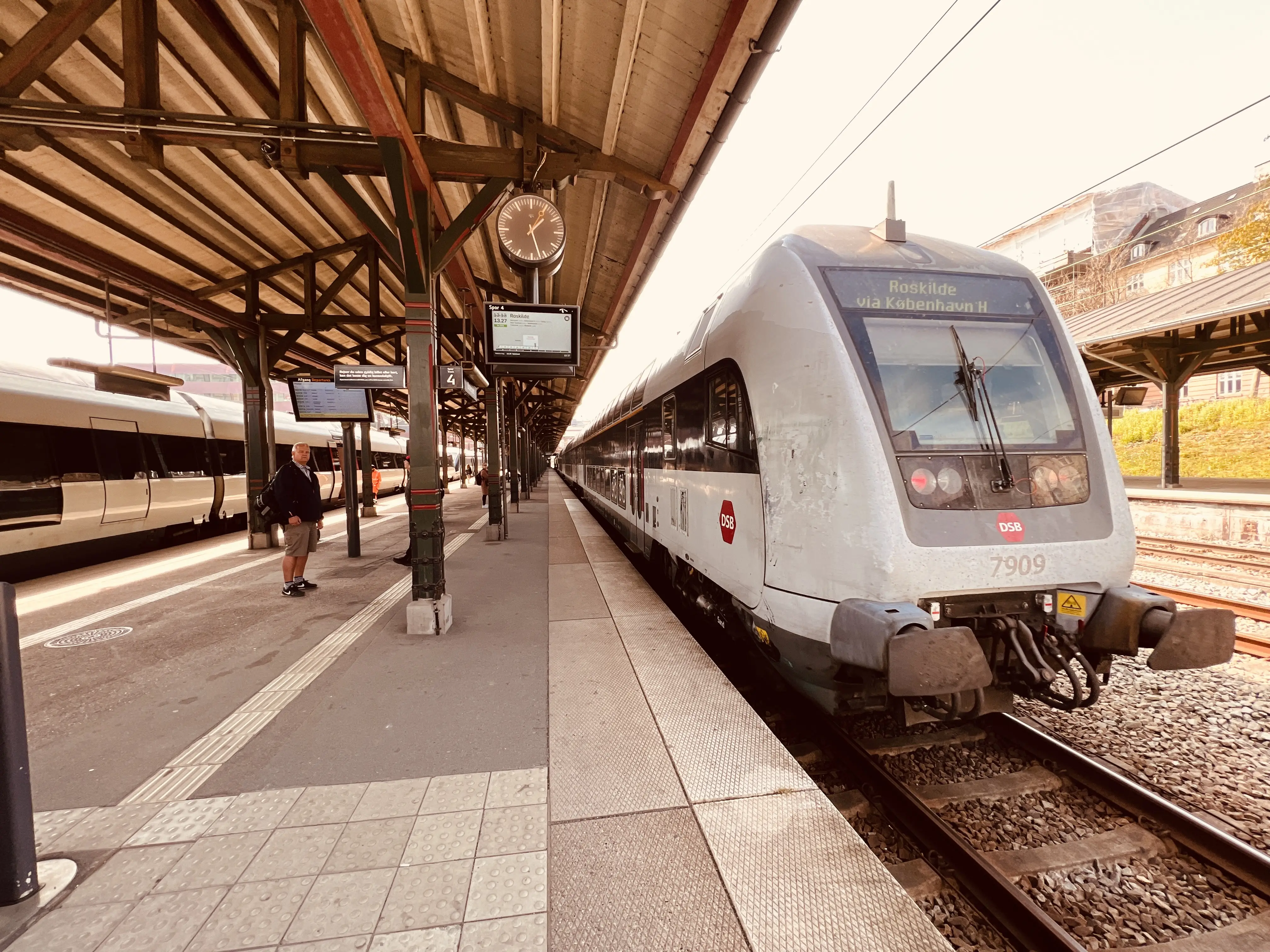 Billede af tog ud for Østerport Station.