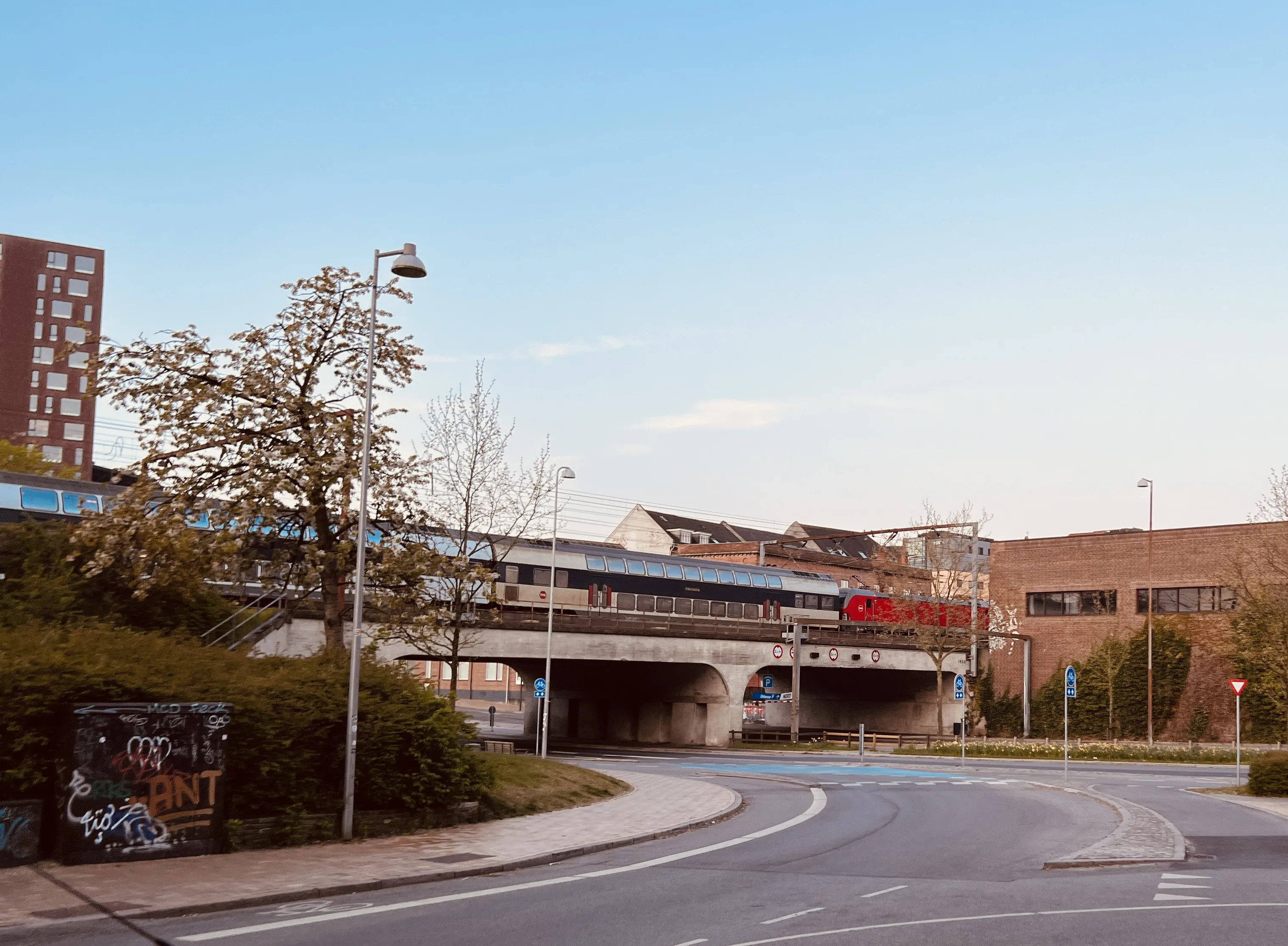 Billede af tog ud for Odense Banegård Center. Billede af tog ud for Odense Banegård Center.