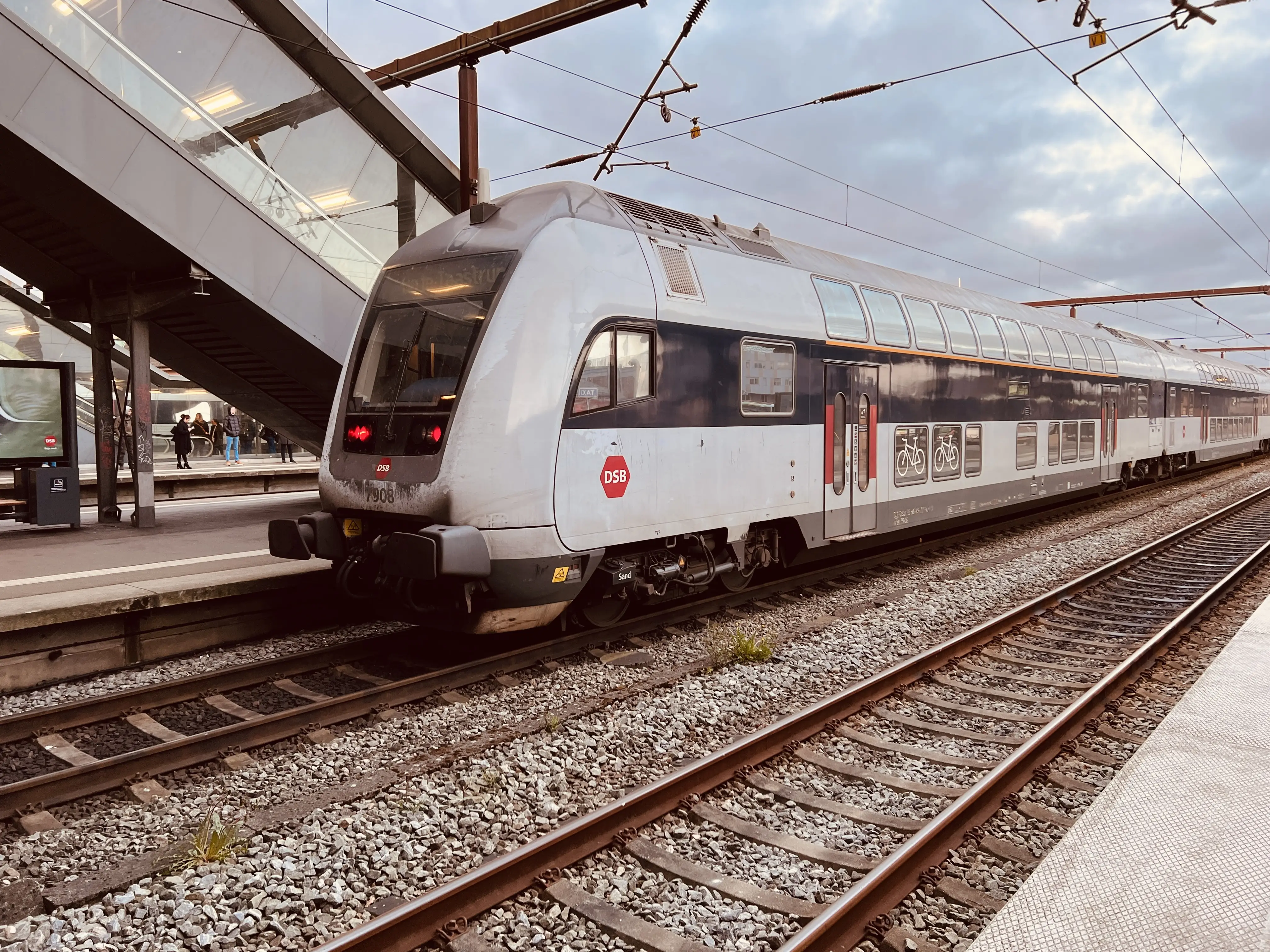 Billede af tog ud for Odense Banegård Center. Billede af tog ud for Odense Banegård Center.