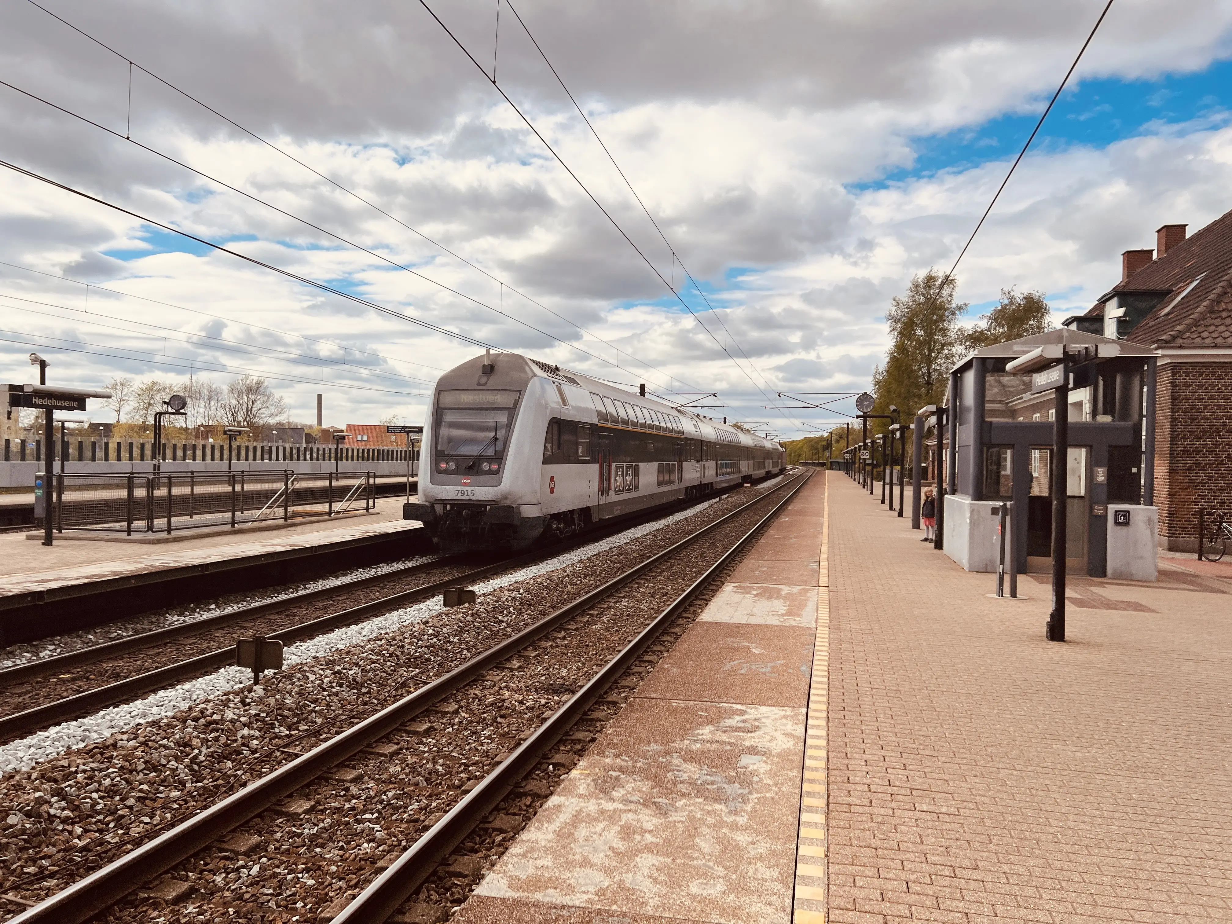 Billede af tog ud for Hedehusene Station. Billede af tog ud for Hedehusene Station.