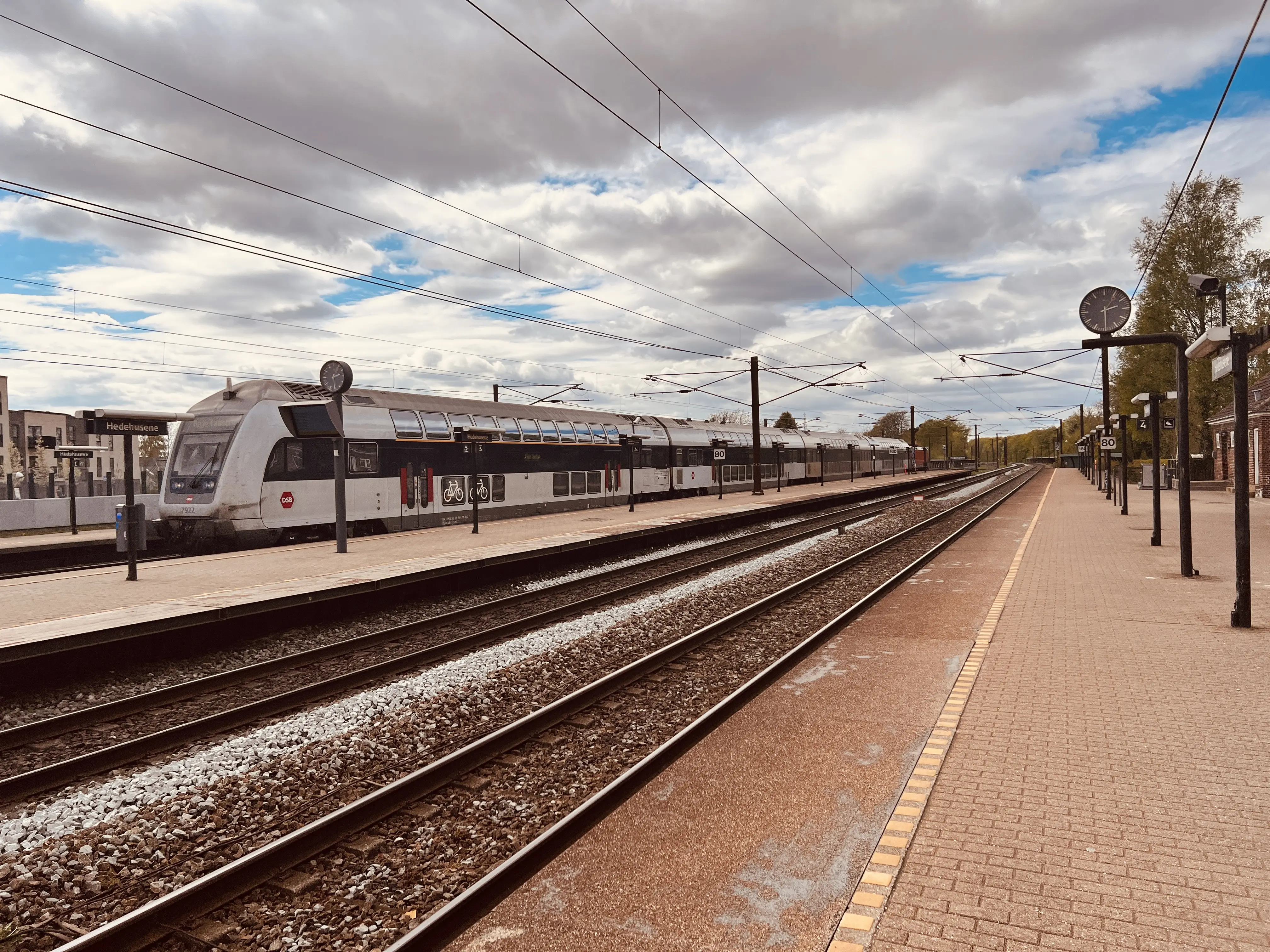 Billede af tog ud for Hedehusene Station. Billede af tog ud for Hedehusene Station.