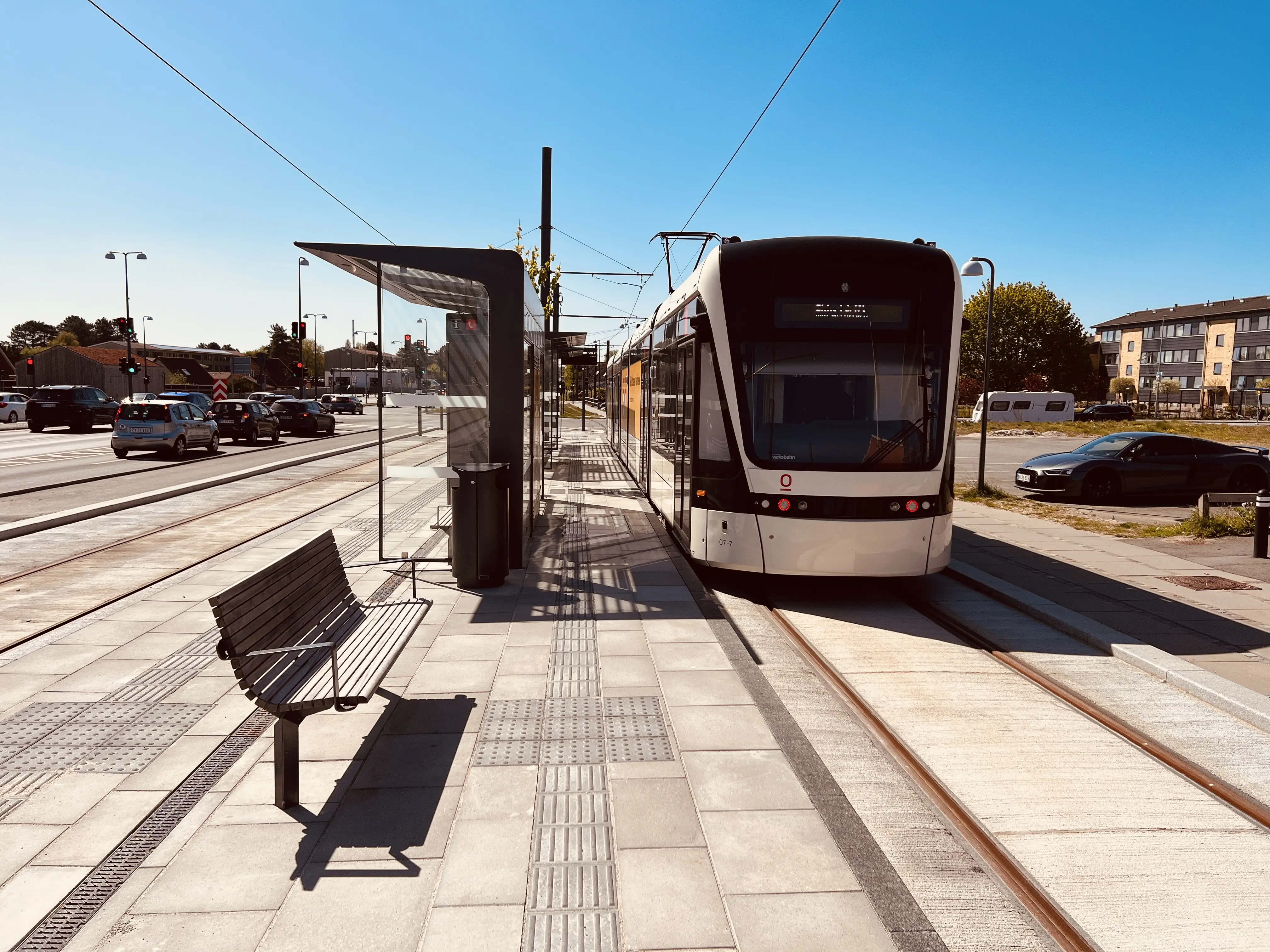 Billede af letbanetog ud for Tarup Center Letbanestation.