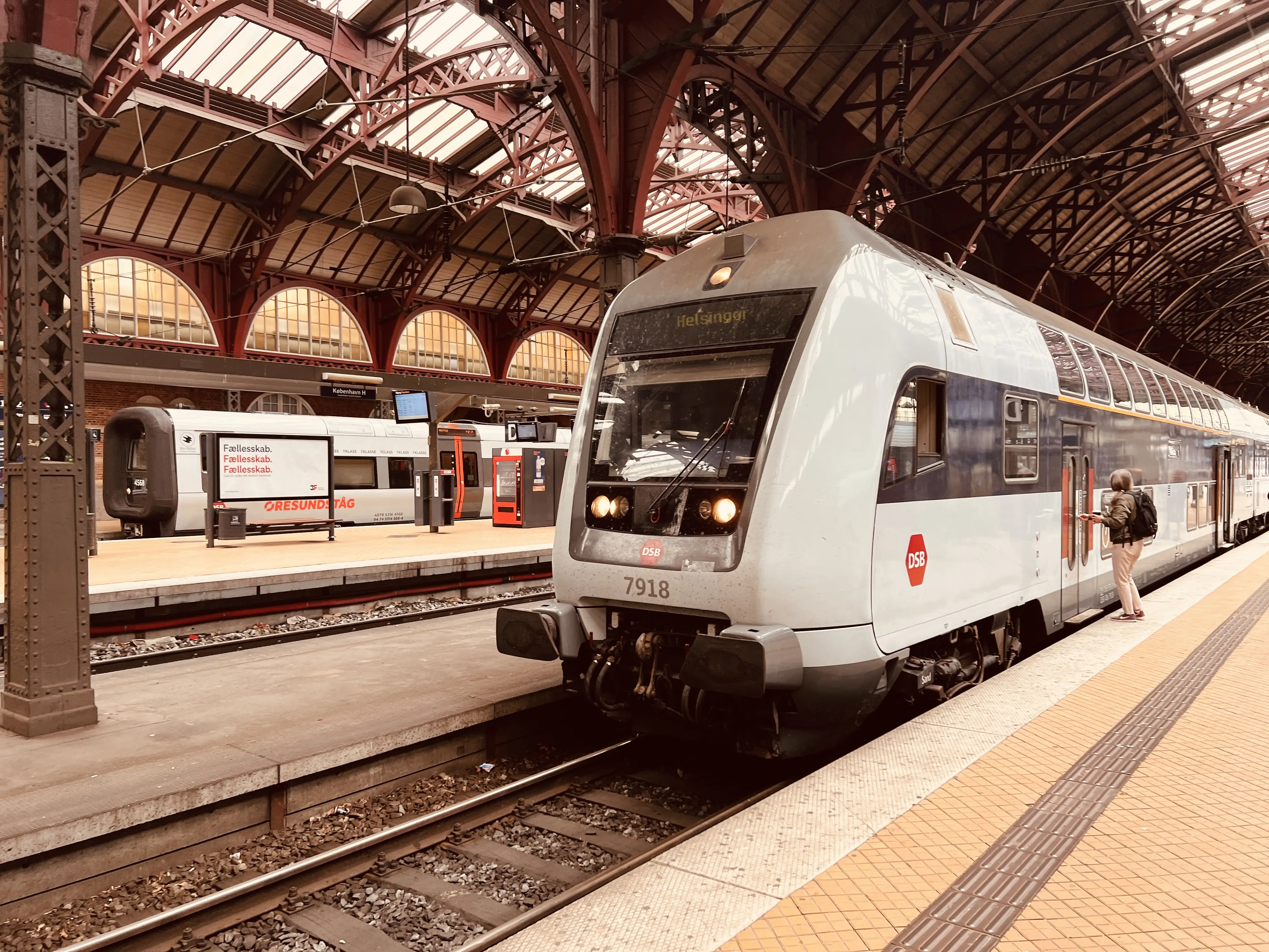 Billede af tog ud for København Hovedbanegård. Billede af tog ud for København Hovedbanegård.