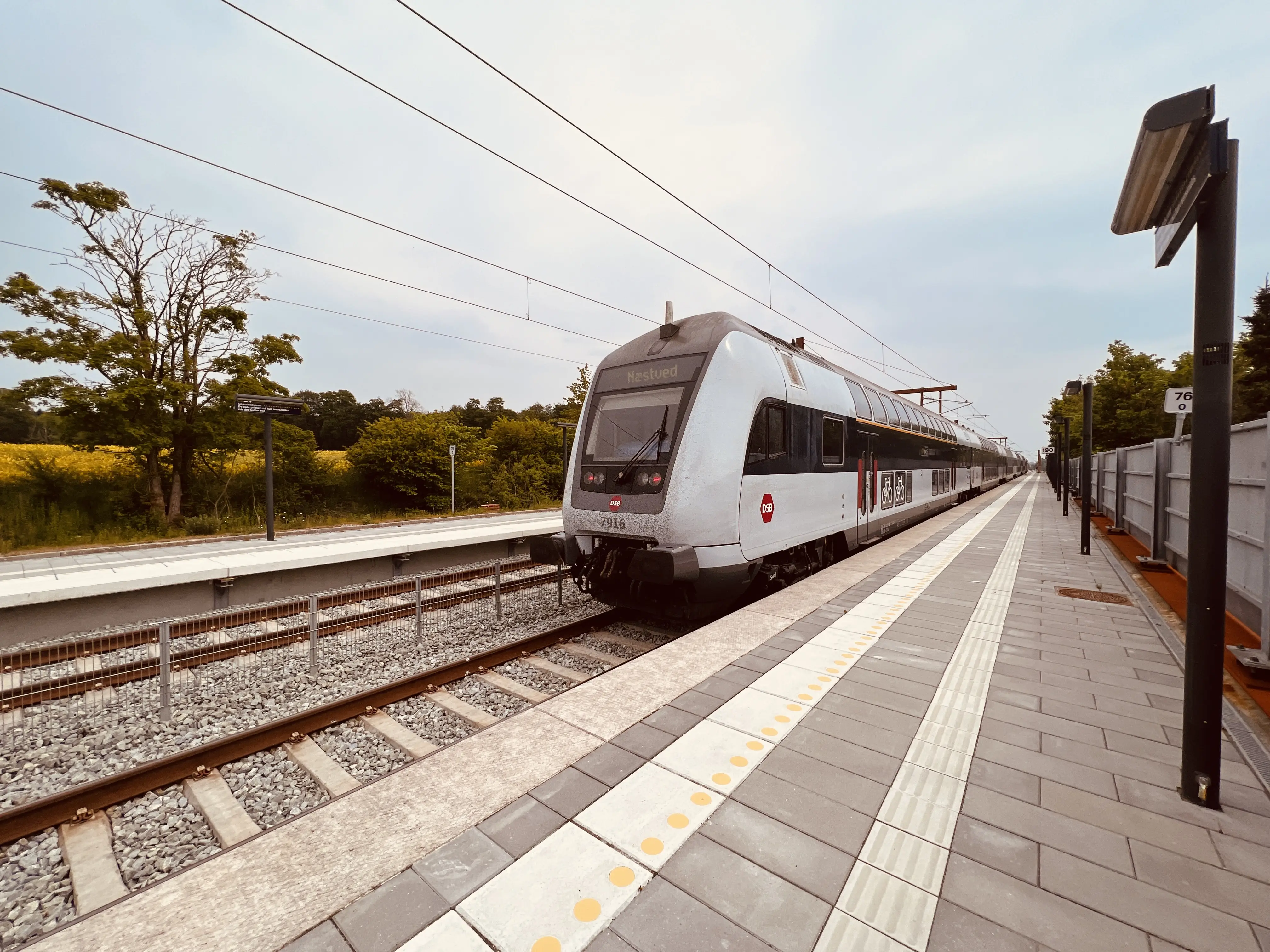 Billede af tog ud for Glumsø Trinbræt.