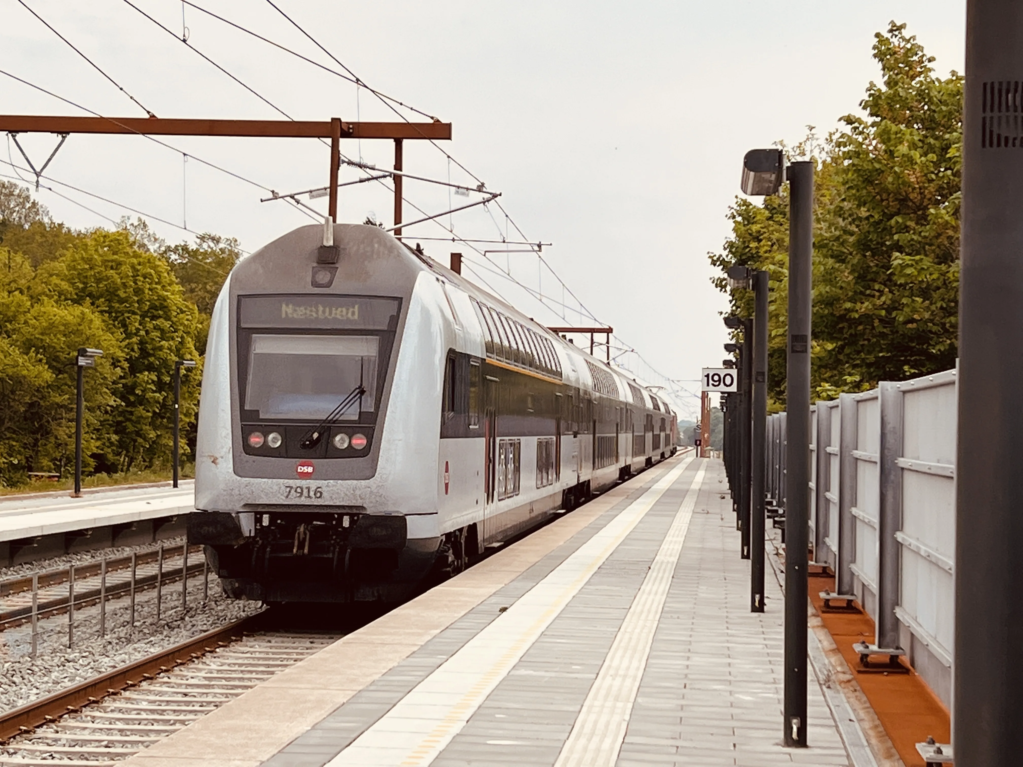 Billede af tog ud for Glumsø Trinbræt.