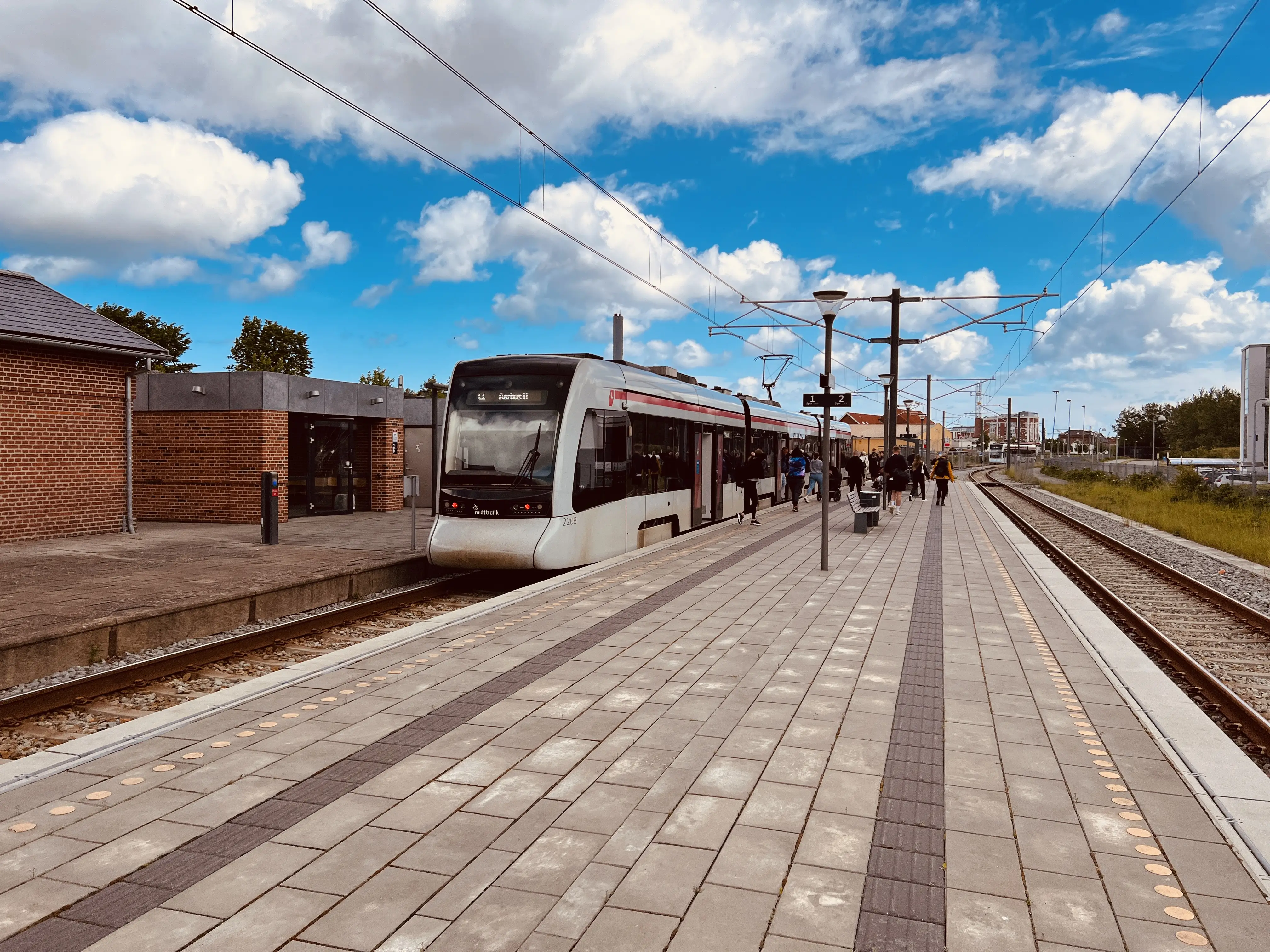 Billede af letbanetog ud for Grenaa Letbanestation. Billede af letbanetog ud for Grenaa Letbanestation.