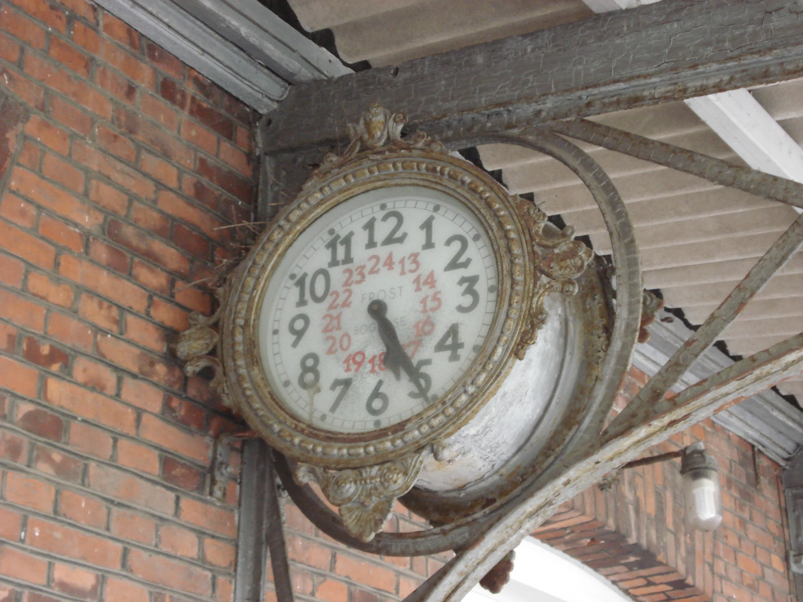 Billede af det berømte ur på Bogense Station. Billede af det berømte ur på Bogense Station.