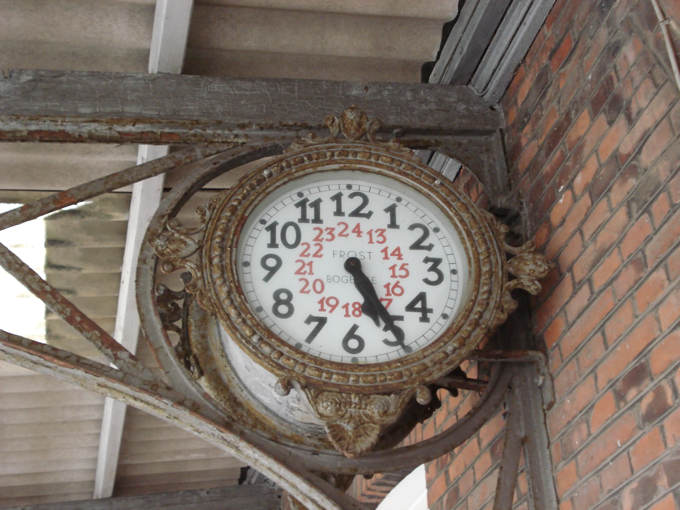 Billede af det berømte ur på Bogense Station. Billede af det berømte ur på Bogense Station.