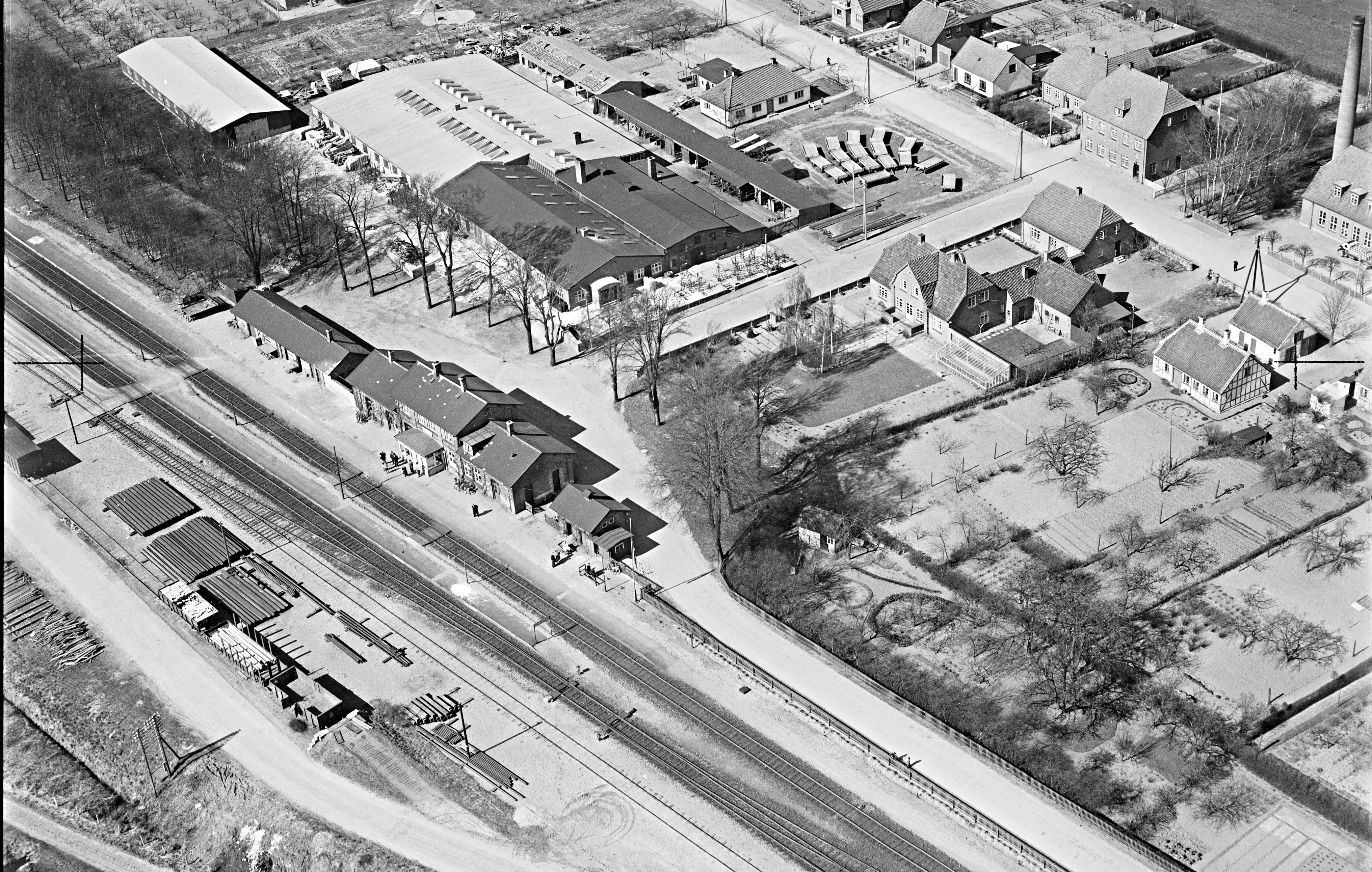 Billede af Ullerslev Station med Plov- og Maskinfabrikken Mullerup i baggrunden. Billede af Ullerslev Station med Plov- og Maskinfabrikken Mullerup i baggrunden.