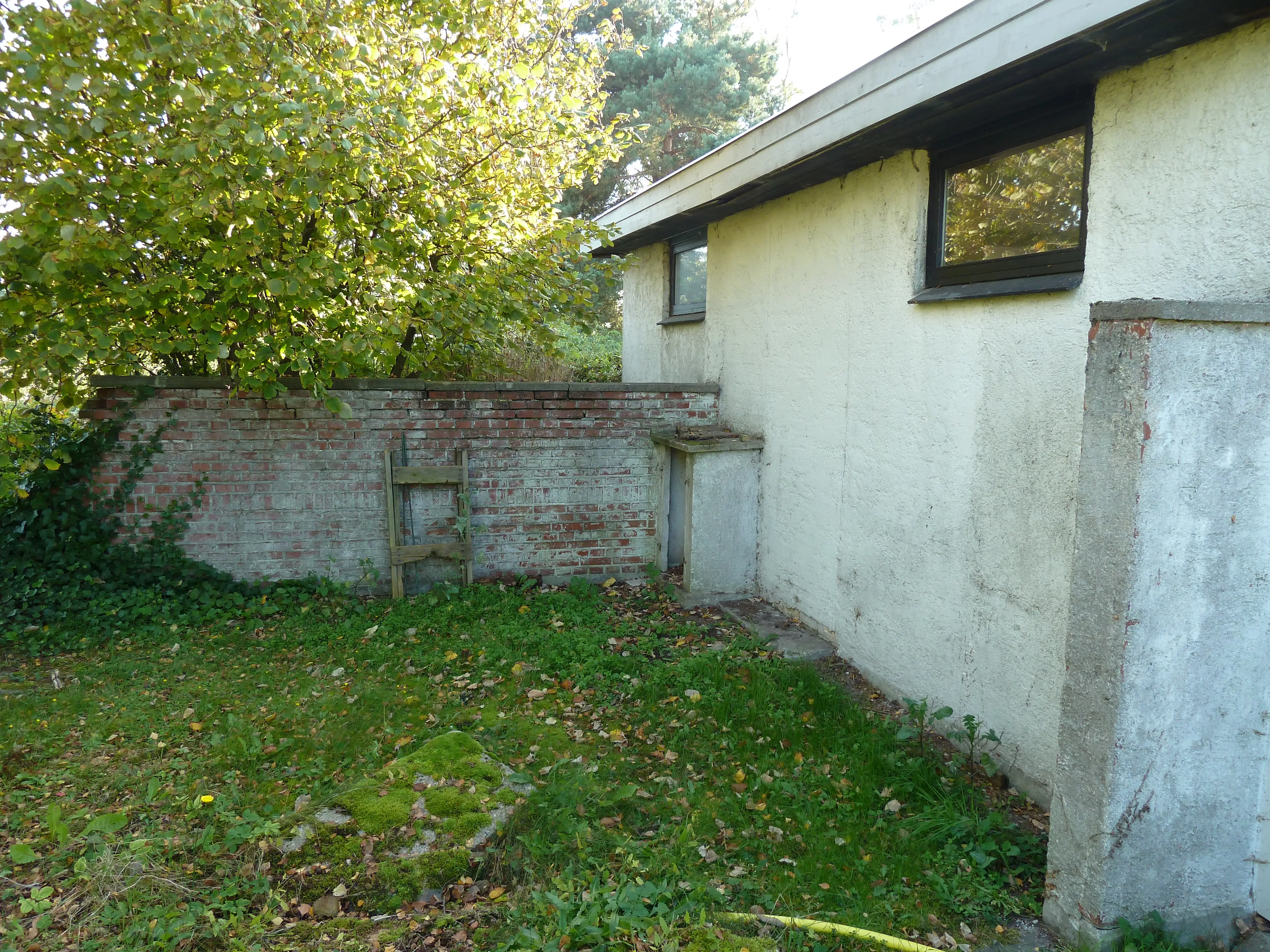 Her er resterne af retiradebygningen på Bullerup Station. Her er resterne af retiradebygningen på Bullerup Station.