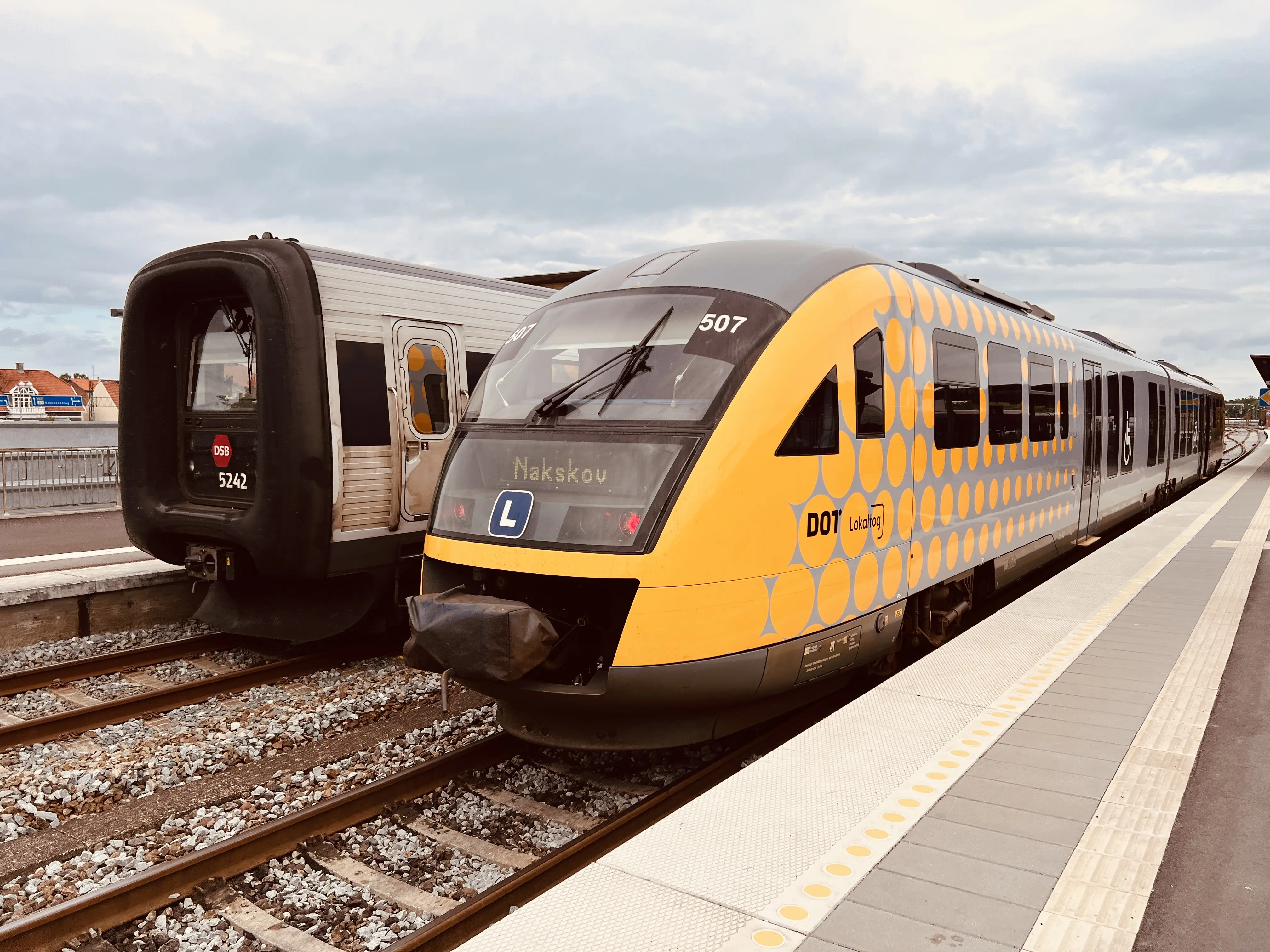 Billede af tog ud for Nykøbing Falster Station. Billede af tog ud for Nykøbing Falster Station.