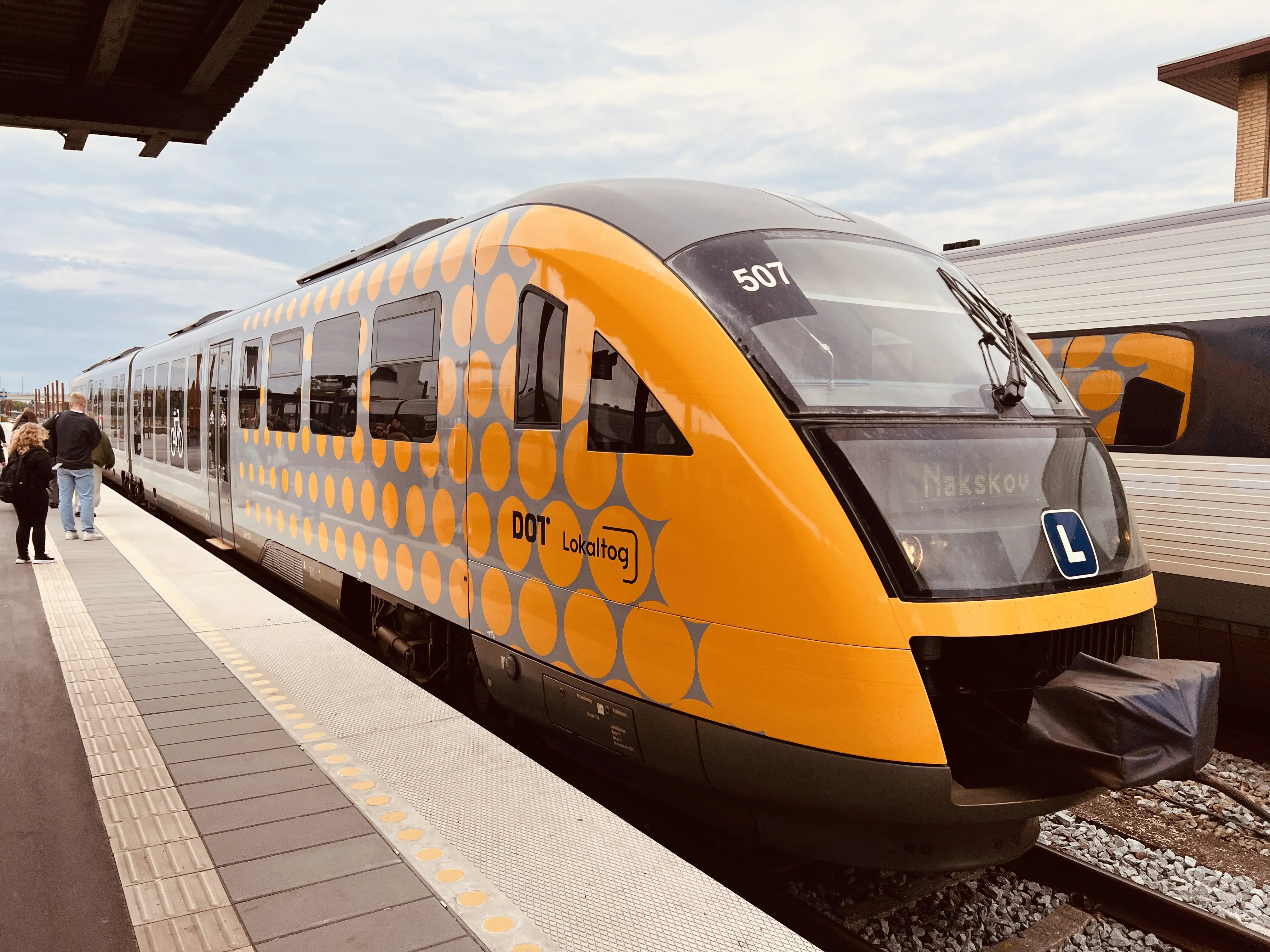 Billede af tog ud for Nykøbing Falster Station. Billede af tog ud for Nykøbing Falster Station.