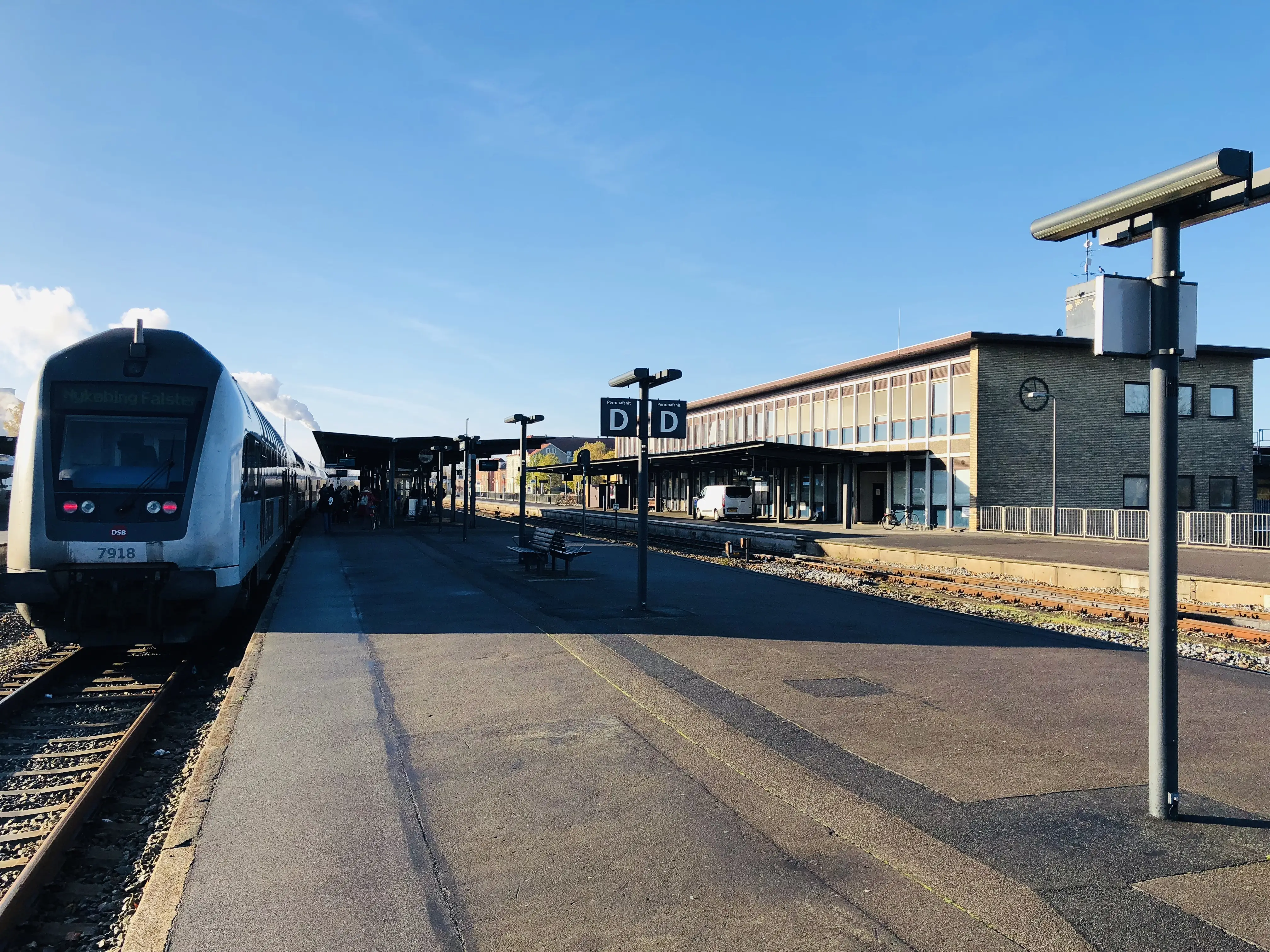 Billede af tog ud for Nykøbing Falster Station. Billede af tog ud for Nykøbing Falster Station.