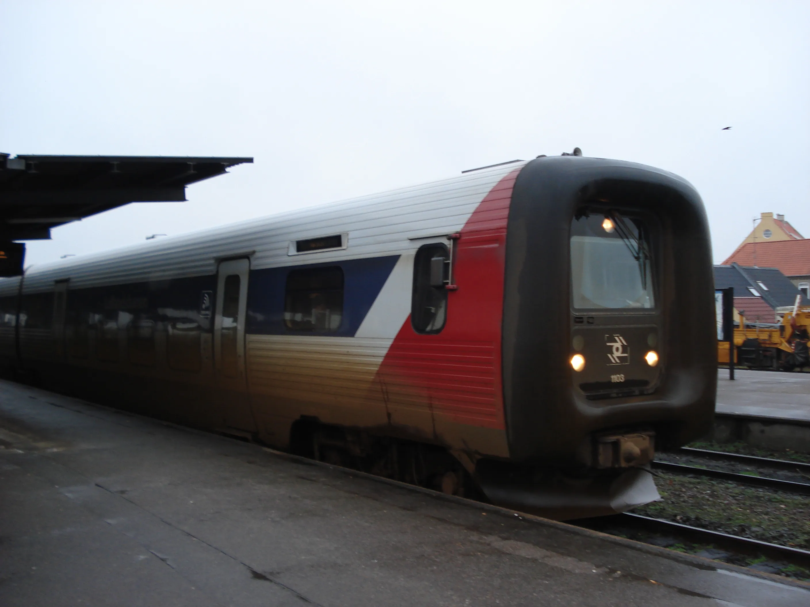 Billede af tog ud for Nykøbing Falster Station. Billede af tog ud for Nykøbing Falster Station.