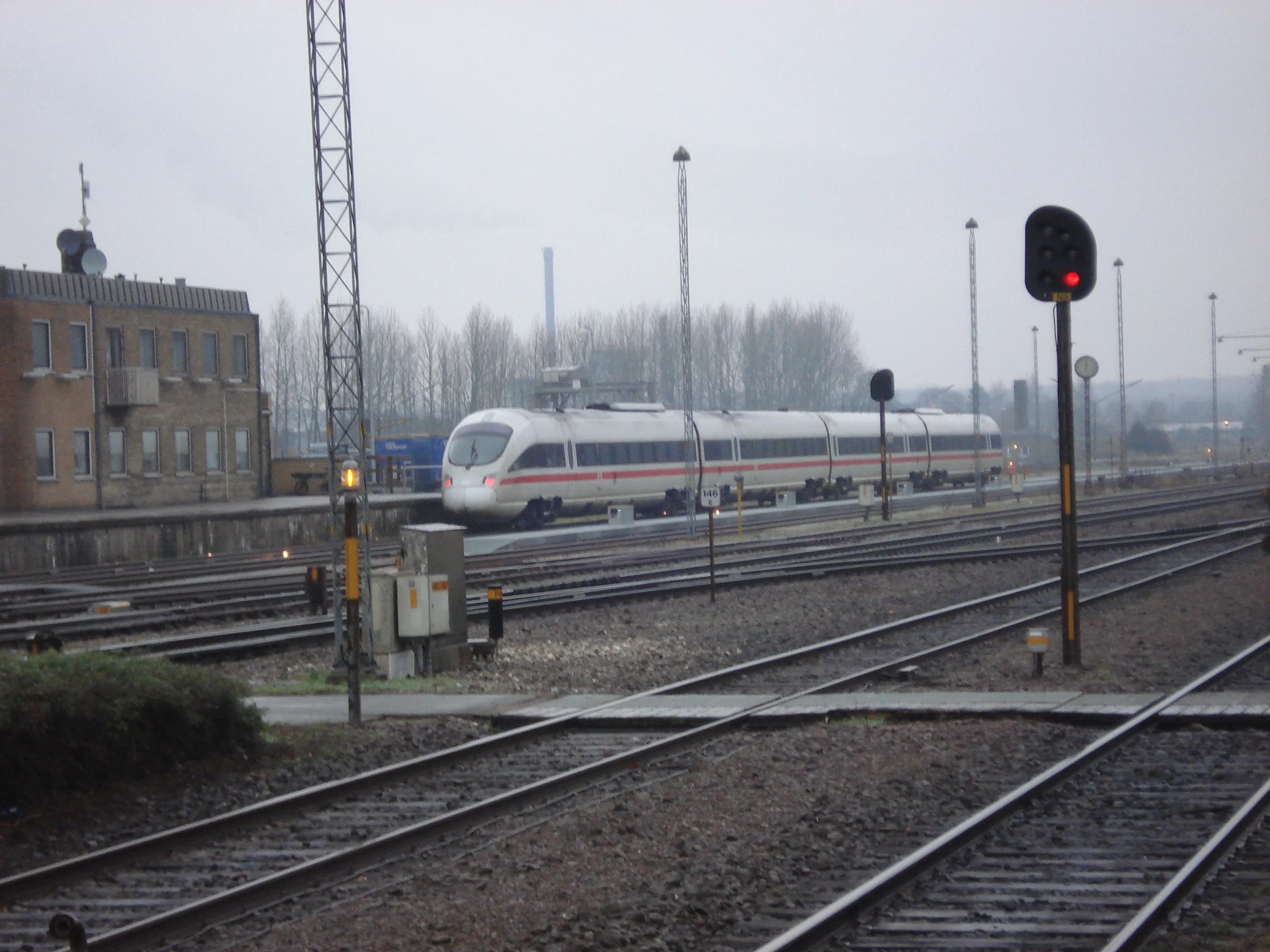 Billede af tog ud for Nykøbing Falster Station. Billede af tog ud for Nykøbing Falster Station.