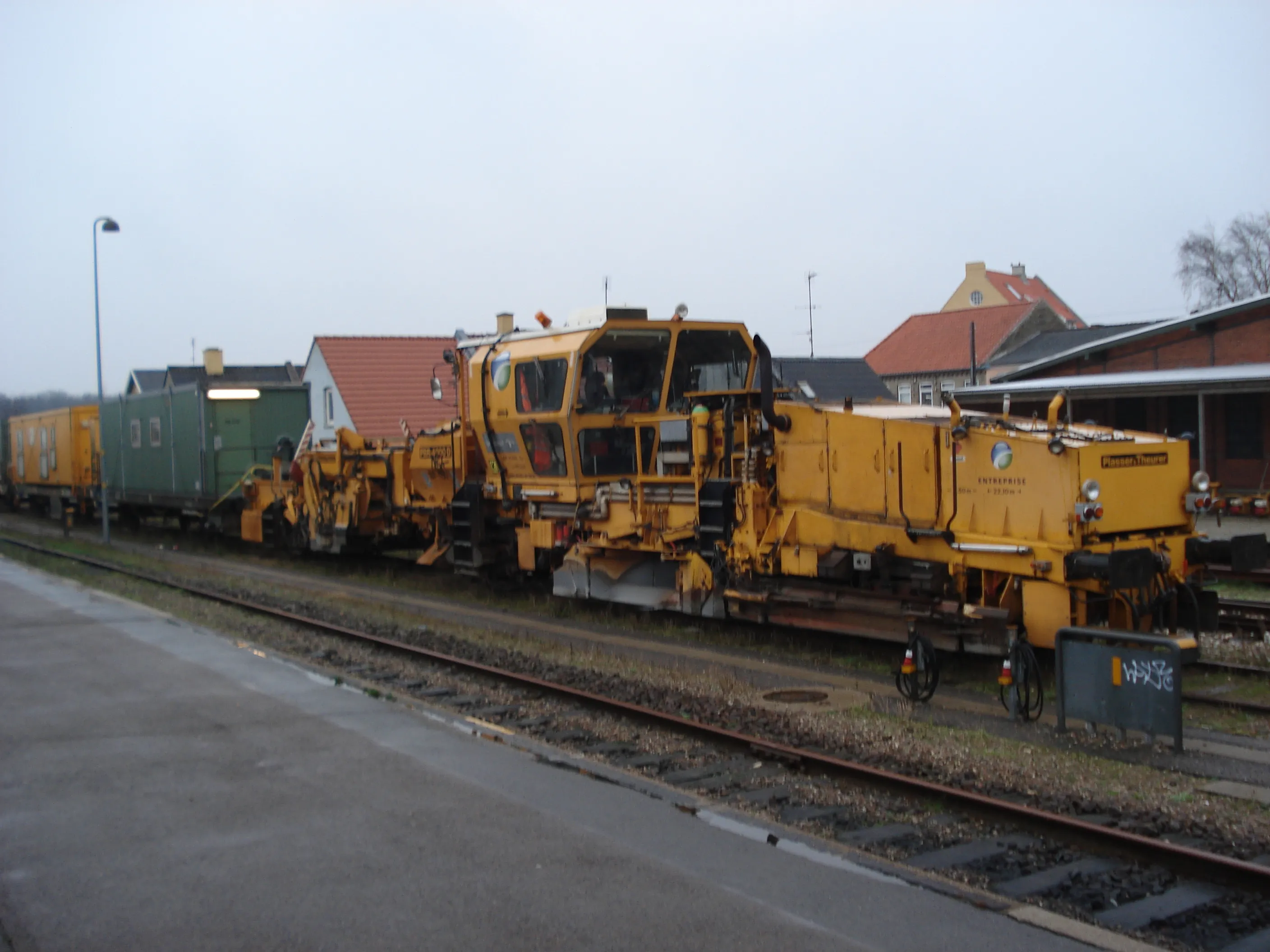 Billede af tog ud for Nykøbing Falster Station. Billede af tog ud for Nykøbing Falster Station.