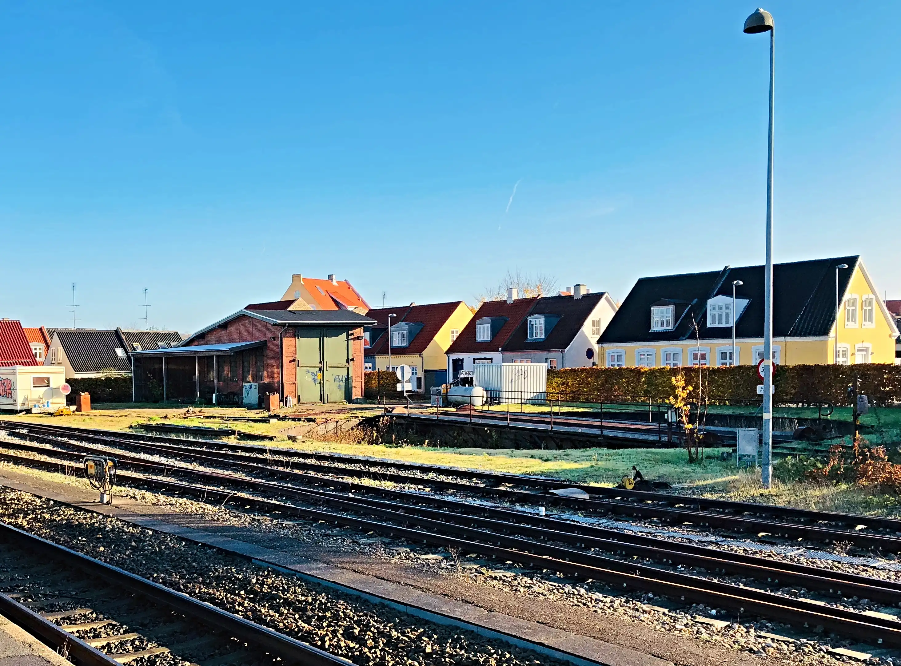 Billede af Den tidligere SNNB (Stubbekøbing-Nykøbing-Nysted Banes) remise og drejeskive på Nykøbing Falster Station. Billede af Den tidligere SNNB (Stubbekøbing-Nykøbing-Nysted Banes) remise og drejeskive på Nykøbing Falster Station.