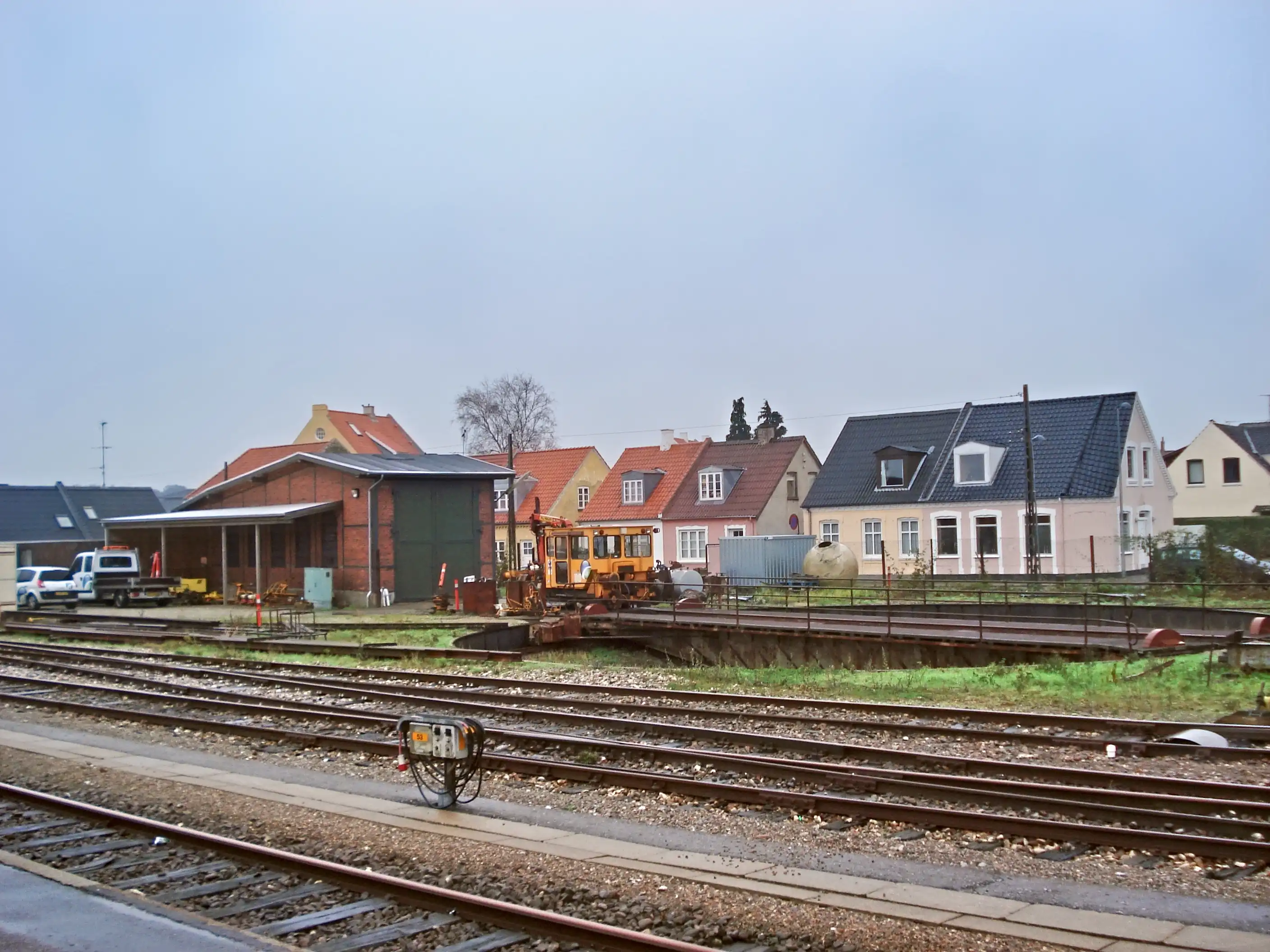 Billede af Den tidligere SNNB (Stubbekøbing-Nykøbing-Nysted Banes) remise og drejeskive på Nykøbing Falster Station. Billede af Den tidligere SNNB (Stubbekøbing-Nykøbing-Nysted Banes) remise og drejeskive på Nykøbing Falster Station.