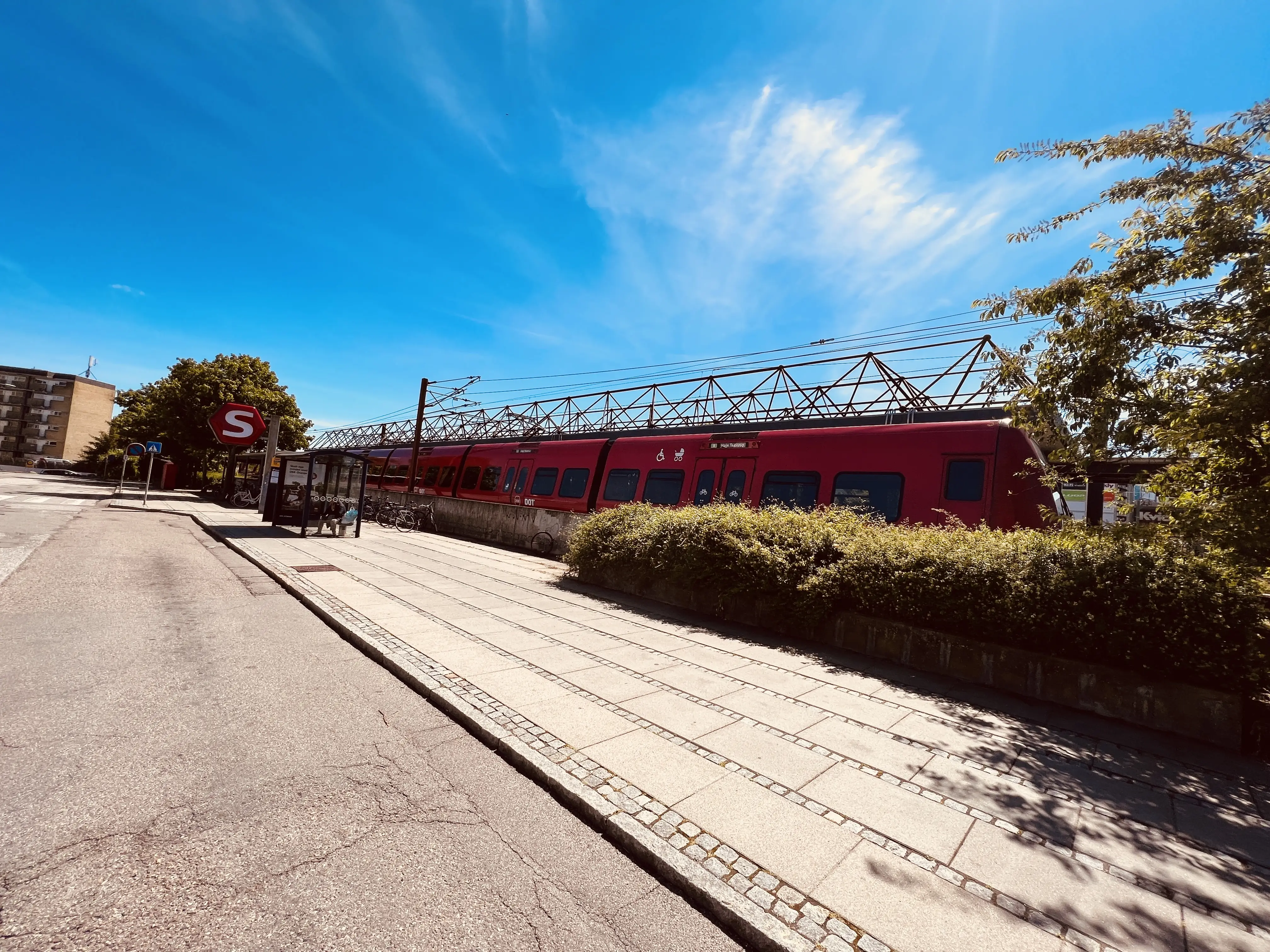 Billede af tog ud for Taastrup S-togstrinbræt. Billede af tog ud for Taastrup S-togstrinbræt.