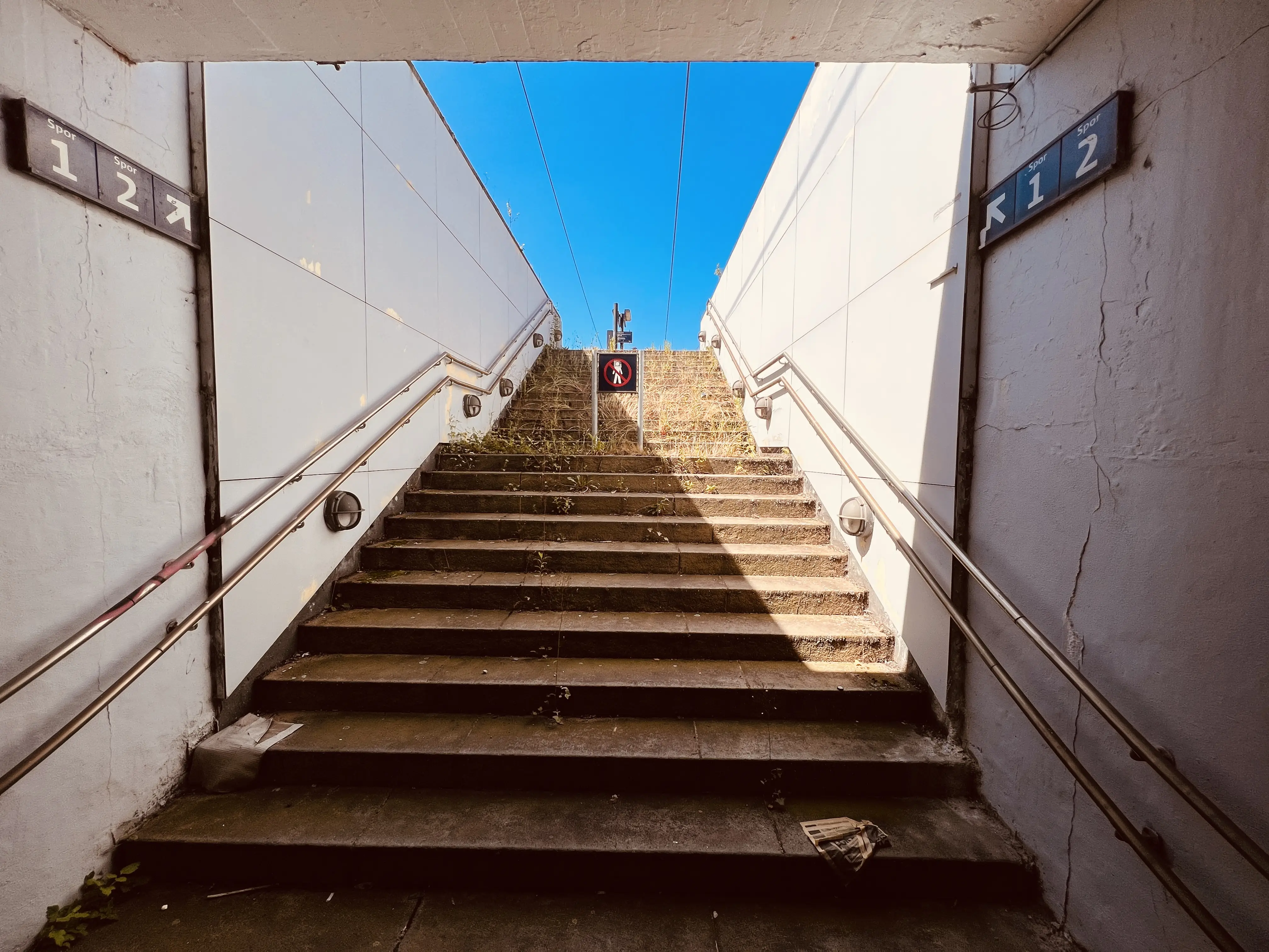 Billede af den nedlagte fjerntogsperron (spor 1+2) på Glostrup Station. Billede af den nedlagte fjerntogsperron (spor 1+2) på Glostrup Station.