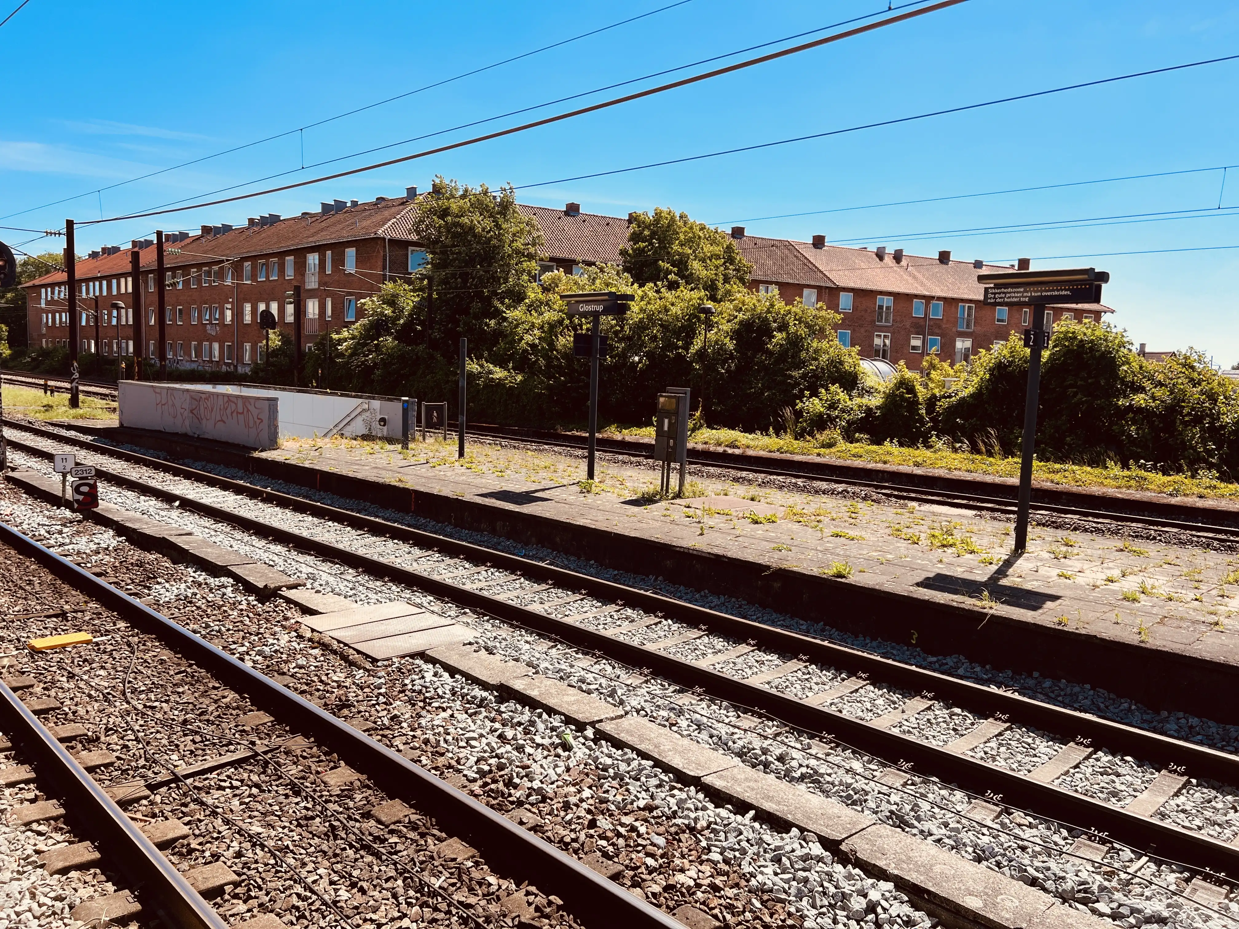 Billede af den nedlagte fjerntogsperron (spor 1+2) på Glostrup Station. Billede af den nedlagte fjerntogsperron (spor 1+2) på Glostrup Station.